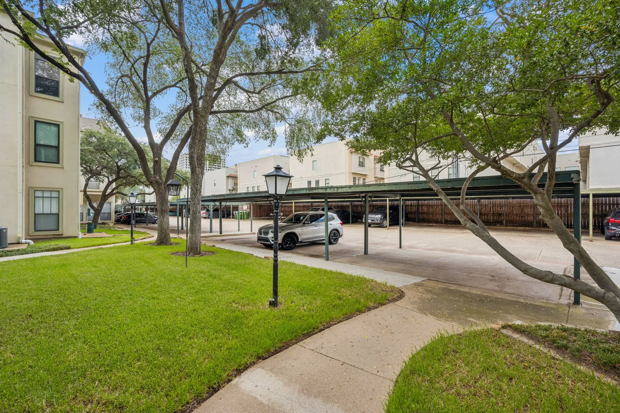 Condominium For Sale in Dallas County , 3105 San Jacinto Street 220, Dallas, Texas 75204, 2 Bedroom, 2 Bathroom, Garage spaces, 926 Sqft, built in 1981, mls#21333901, Real Estate Agent in Dallas, Homes For Sale in Dallas county, Homes For Sale in Dallas, Realtor in Dallas Texas, Real Estate Brokerage Independent Realty Texas, Luminita Cordes Realtor
