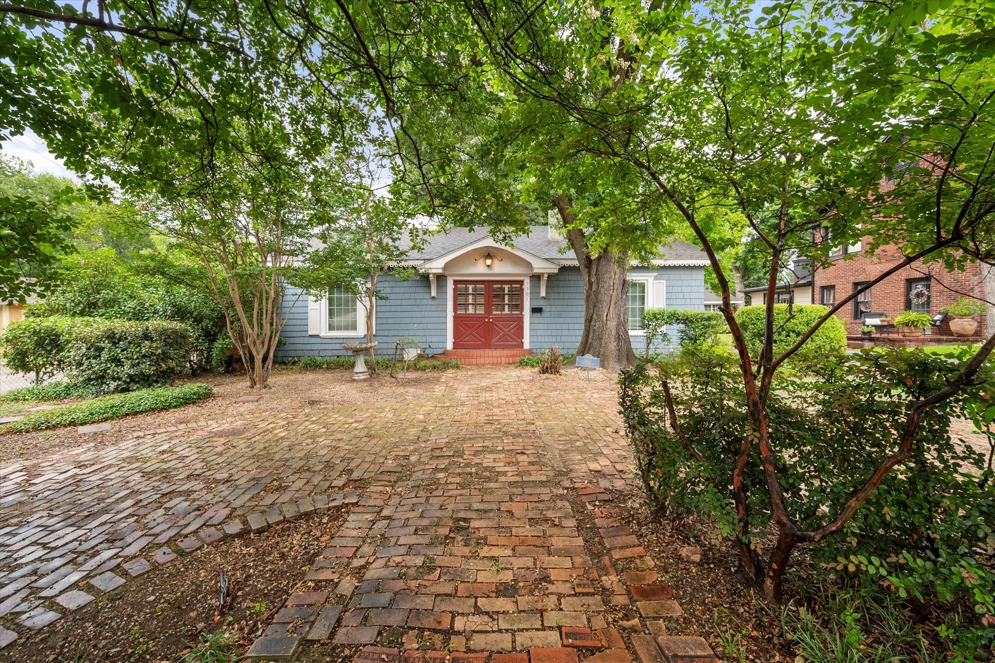 Single Family Residence For Sale in Navarro County , 1501 Sycamore, Corsicana, Texas 75110, 2 Bedroom, 1 Bathroom, Garage spaces, 1,640 Sqft, built in 1935, mls#21333902, Real Estate Agent in Corsicana, Homes For Sale in Navarro county, Homes For Sale in Corsicana, Realtor in Corsicana Texas, Real Estate Brokerage Independent Realty Texas, Luminita Cordes Realtor