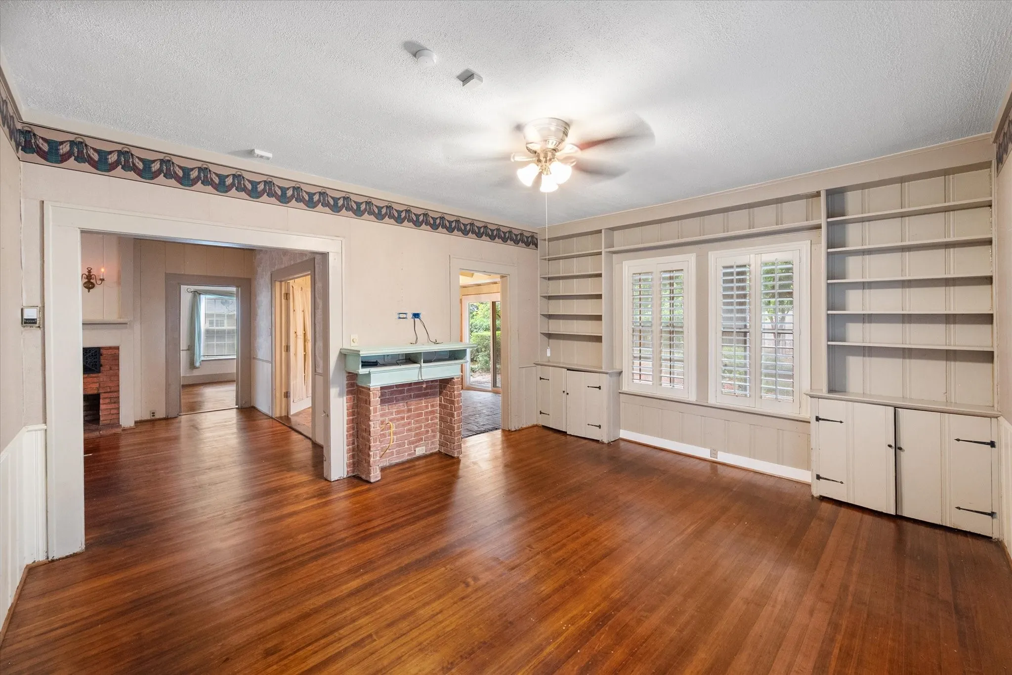 Single Family Residence For Sale in Navarro County , 1501 Sycamore, Corsicana, Texas 75110, 2 Bedroom, 1 Bathroom, Garage spaces, 1,640 Sqft, built in 1935, mls#21333902, Real Estate Agent in Corsicana, Homes For Sale in Navarro county, Homes For Sale in Corsicana, Realtor in Corsicana Texas, Real Estate Brokerage Independent Realty Texas, Luminita Cordes Realtor