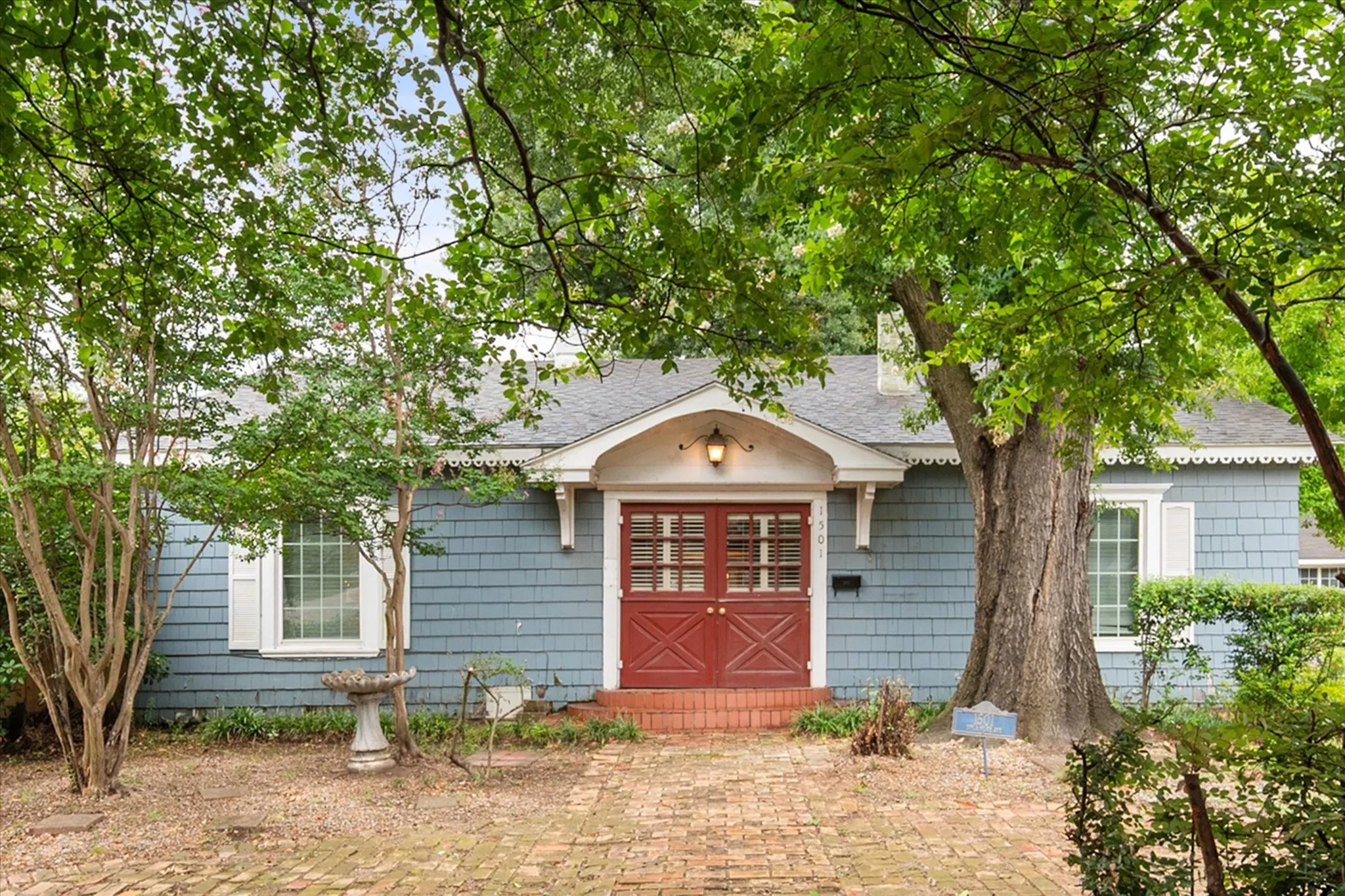 Single Family Residence For Sale in Navarro County , 1501 Sycamore, Corsicana, Texas 75110, 2 Bedroom, 1 Bathroom, Garage spaces, 1,640 Sqft, built in 1935, mls#21333902, Real Estate Agent in Corsicana, Homes For Sale in Navarro county, Homes For Sale in Corsicana, Realtor in Corsicana Texas, Real Estate Brokerage Independent Realty Texas, Luminita Cordes Realtor
