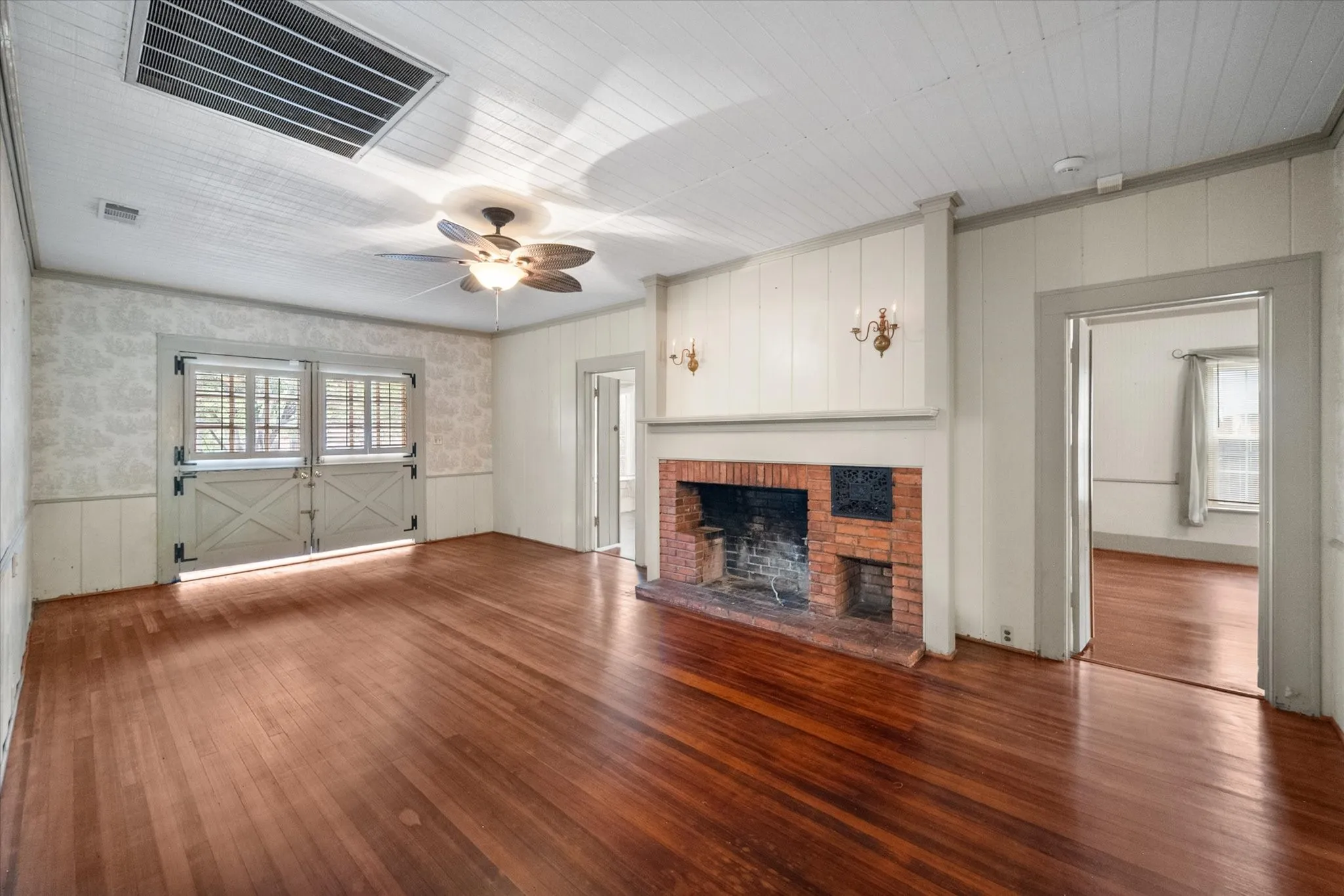Single Family Residence For Sale in Navarro County , 1501 Sycamore, Corsicana, Texas 75110, 2 Bedroom, 1 Bathroom, Garage spaces, 1,640 Sqft, built in 1935, mls#21333902, Real Estate Agent in Corsicana, Homes For Sale in Navarro county, Homes For Sale in Corsicana, Realtor in Corsicana Texas, Real Estate Brokerage Independent Realty Texas, Luminita Cordes Realtor