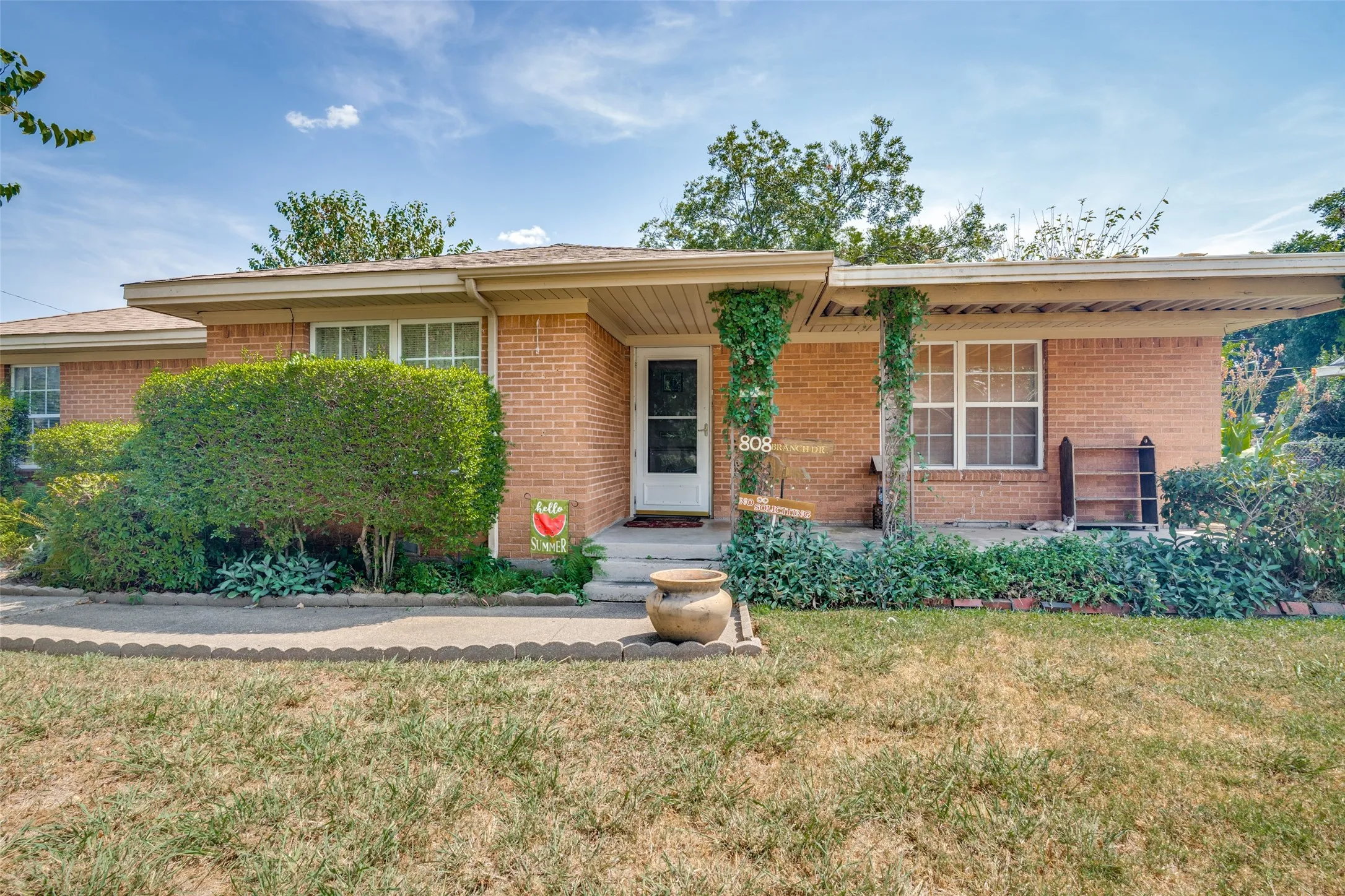 Single Family Residence For Sale in Dallas County , 808 Branch Drive, Garland, Texas 75041, 3 Bedroom, 2 Bathroom, 2 Garage spaces, 2,056 Sqft, built in 1962, mls#21333909, Real Estate Agent in Garland, Homes For Sale in Dallas county, Homes For Sale in Garland, Realtor in Garland Texas, Real Estate Brokerage Independent Realty Texas, Luminita Cordes Realtor