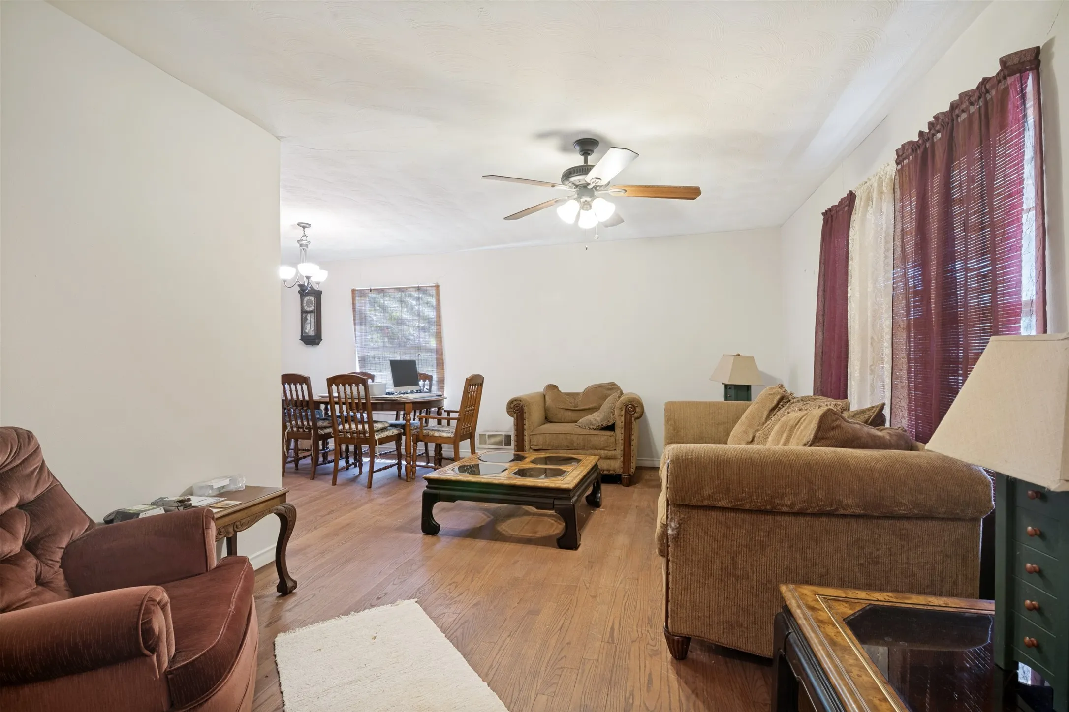 Single Family Residence For Sale in Dallas County , 808 Branch Drive, Garland, Texas 75041, 3 Bedroom, 2 Bathroom, 2 Garage spaces, 2,056 Sqft, built in 1962, mls#21333909, Real Estate Agent in Garland, Homes For Sale in Dallas county, Homes For Sale in Garland, Realtor in Garland Texas, Real Estate Brokerage Independent Realty Texas, Luminita Cordes Realtor