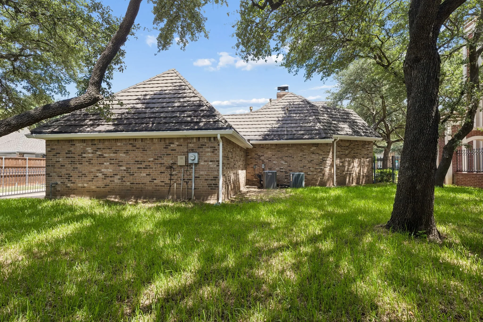 Single Family Residence For Sale in Collin County , 4624 Hallmark Drive, Plano, Texas 75024, 5 Bedroom, 4 Bathroom, 3 Garage spaces, 4,446 Sqft, built in 1986, Price $975,000, mls#21333913, Real Estate Agent in Plano, Homes For Sale in Collin county, Homes For Sale in Plano, Realtor in Plano Texas, Real Estate Brokerage Independent Realty Texas, Luminita Cordes Realtor