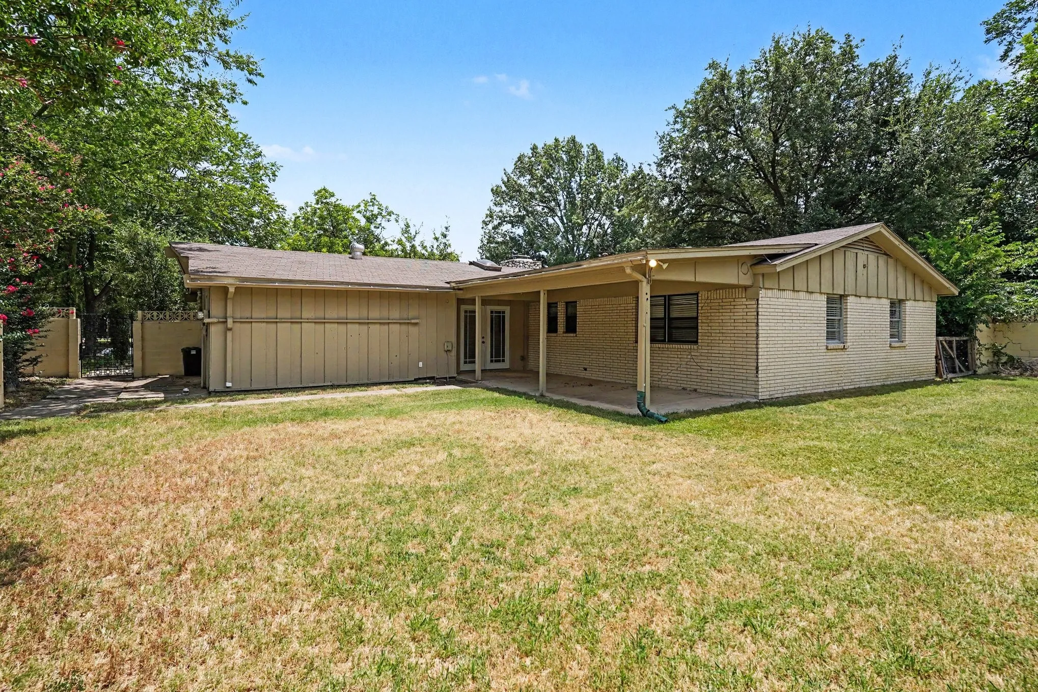 Single Family Residence For Sale in Tarrant County , 4812 Harlan Avenue, Fort Worth, Texas 76132, 3 Bedroom, 2 Bathroom, 2 Garage spaces, 1,656 Sqft, built in 1963, mls#21332816, Real Estate Agent in Fort Worth, Homes For Sale in Tarrant county, Homes For Sale in Fort Worth, Realtor in Fort Worth Texas, Real Estate Brokerage Independent Realty Texas, Luminita Cordes Realtor