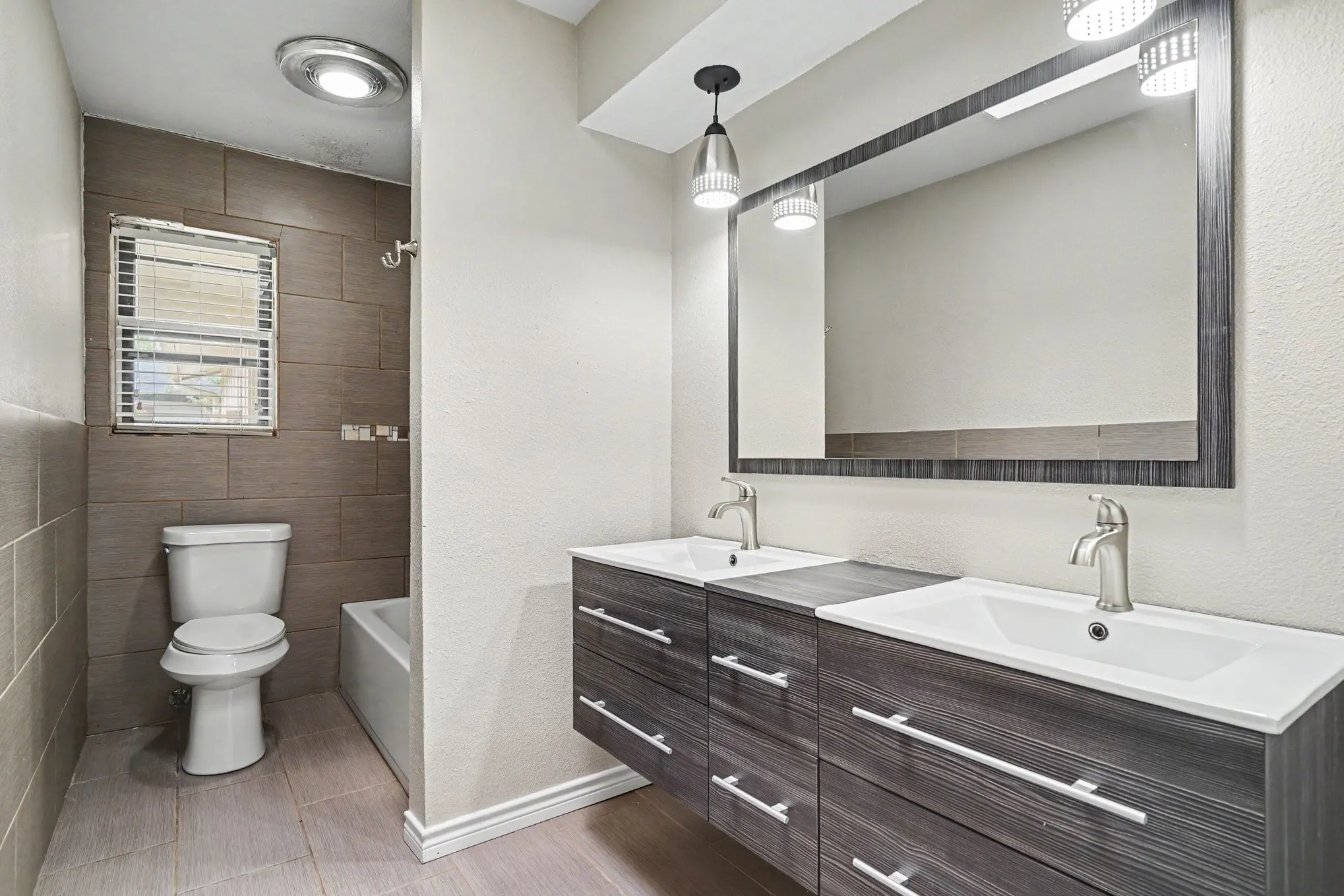 Single Family Residence For Sale in Tarrant County , 4812 Harlan Avenue, Fort Worth, Texas 76132, 3 Bedroom, 2 Bathroom, 2 Garage spaces, 1,656 Sqft, built in 1963, mls#21332816, Real Estate Agent in Fort Worth, Homes For Sale in Tarrant county, Homes For Sale in Fort Worth, Realtor in Fort Worth Texas, Real Estate Brokerage Independent Realty Texas, Luminita Cordes Realtor