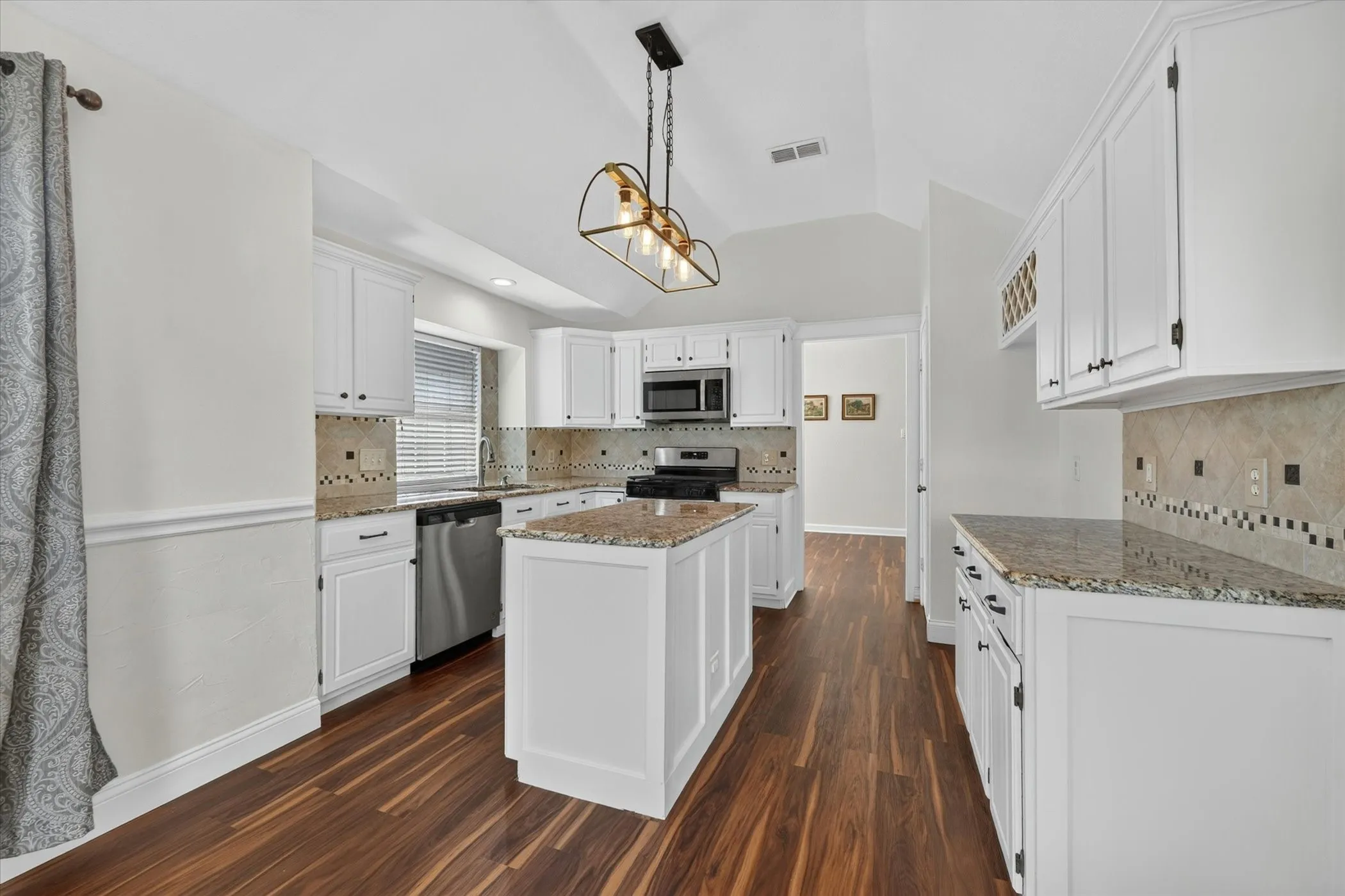 Single Family Residence For Sale in Tarrant County , 6740 Old Mill Court, North Richland Hills, Texas 76182, 3 Bedroom, 2 Bathroom, 2 Garage spaces, 1,806 Sqft, built in 1990, mls#21330541, Real Estate Agent in North Richland Hills, Homes For Sale in Tarrant county, Homes For Sale in North Richland Hills, Realtor in North Richland Hills Texas, Real Estate Brokerage Independent Realty Texas, Luminita Cordes Realtor