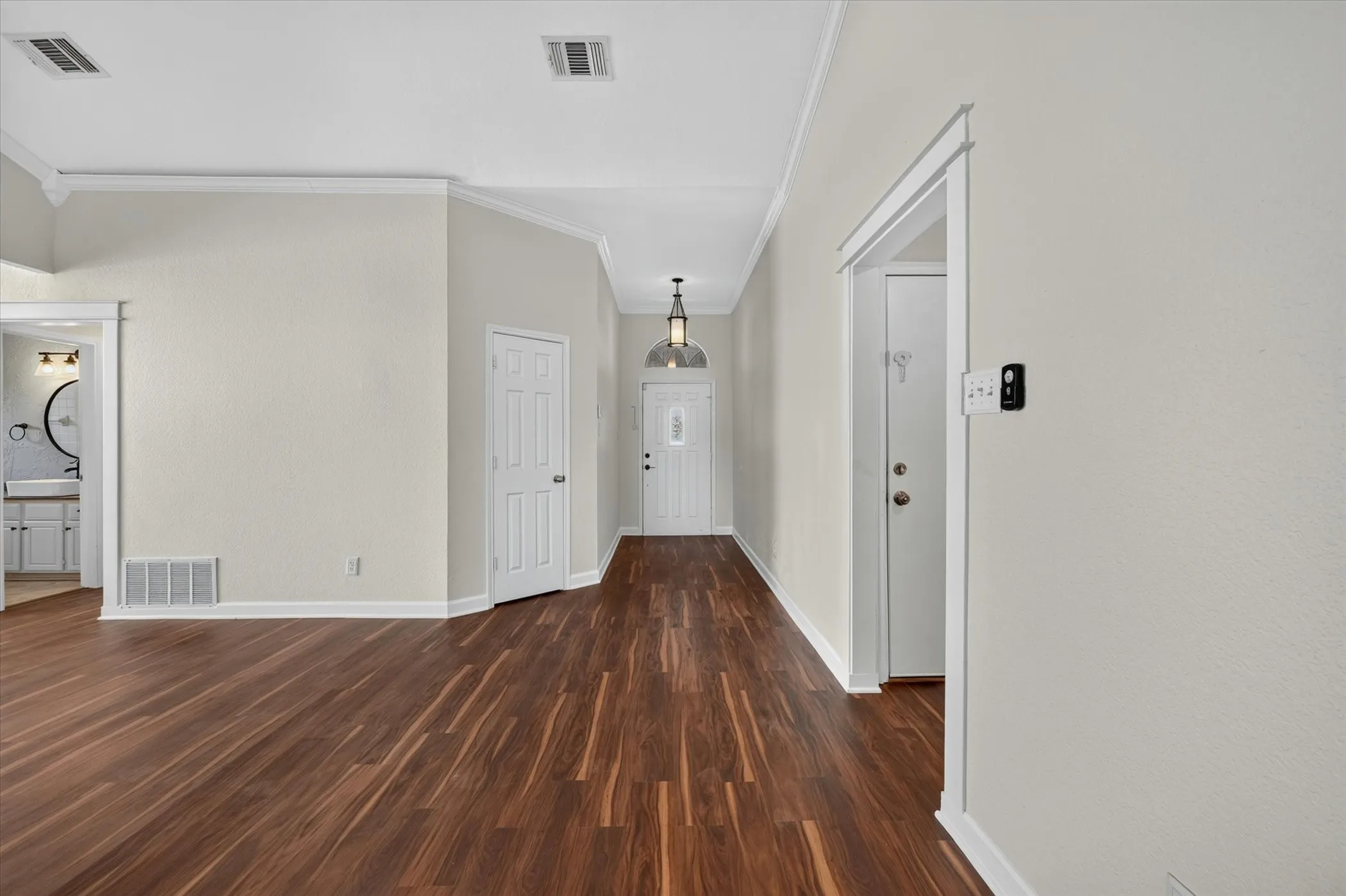 Single Family Residence For Sale in Tarrant County , 6740 Old Mill Court, North Richland Hills, Texas 76182, 3 Bedroom, 2 Bathroom, 2 Garage spaces, 1,806 Sqft, built in 1990, mls#21330541, Real Estate Agent in North Richland Hills, Homes For Sale in Tarrant county, Homes For Sale in North Richland Hills, Realtor in North Richland Hills Texas, Real Estate Brokerage Independent Realty Texas, Luminita Cordes Realtor