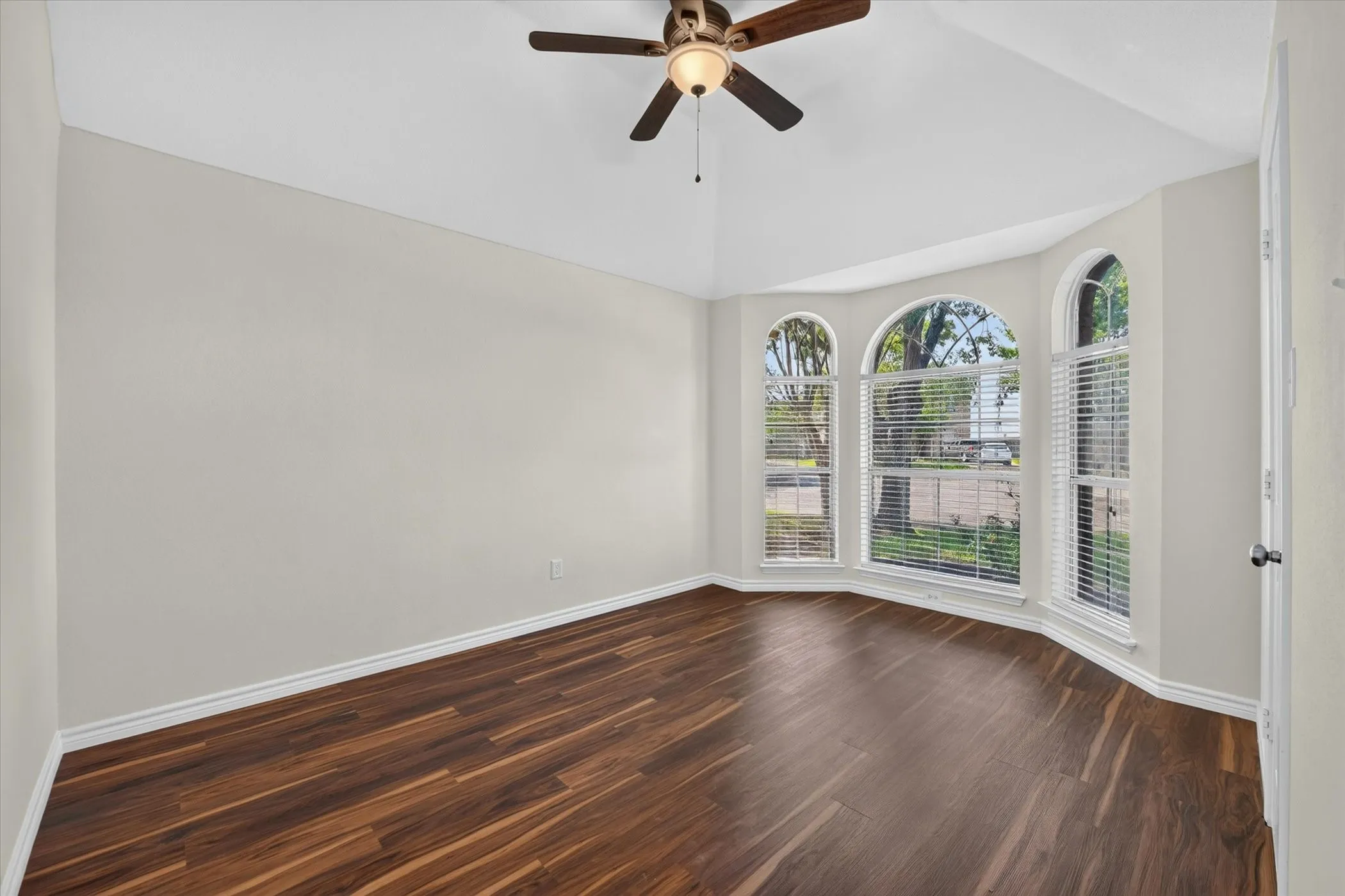 Single Family Residence For Sale in Tarrant County , 6740 Old Mill Court, North Richland Hills, Texas 76182, 3 Bedroom, 2 Bathroom, 2 Garage spaces, 1,806 Sqft, built in 1990, mls#21330541, Real Estate Agent in North Richland Hills, Homes For Sale in Tarrant county, Homes For Sale in North Richland Hills, Realtor in North Richland Hills Texas, Real Estate Brokerage Independent Realty Texas, Luminita Cordes Realtor