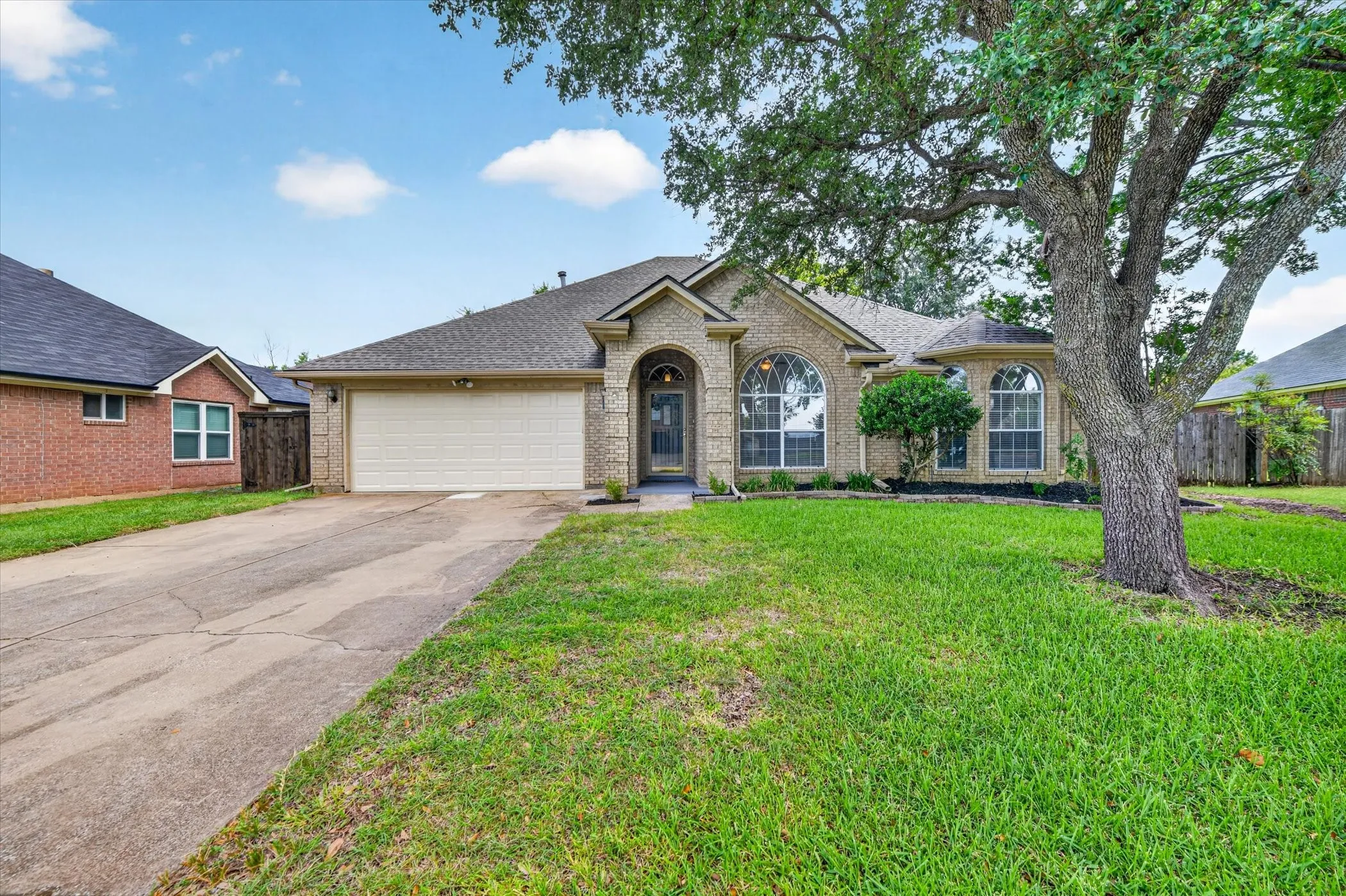 Single Family Residence For Sale in Tarrant County , 6740 Old Mill Court, North Richland Hills, Texas 76182, 3 Bedroom, 2 Bathroom, 2 Garage spaces, 1,806 Sqft, built in 1990, mls#21330541, Real Estate Agent in North Richland Hills, Homes For Sale in Tarrant county, Homes For Sale in North Richland Hills, Realtor in North Richland Hills Texas, Real Estate Brokerage Independent Realty Texas, Luminita Cordes Realtor