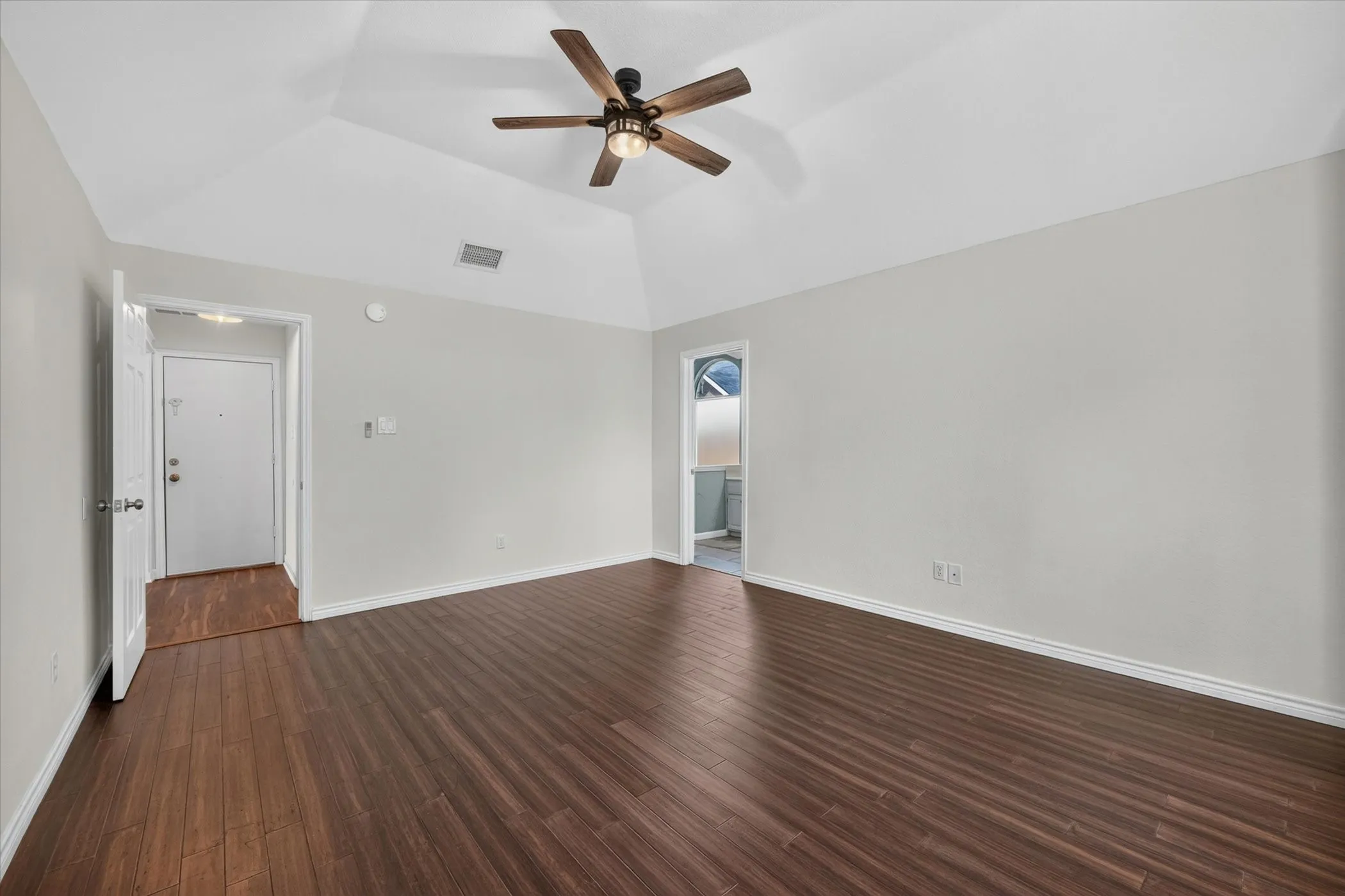 Single Family Residence For Sale in Tarrant County , 6740 Old Mill Court, North Richland Hills, Texas 76182, 3 Bedroom, 2 Bathroom, 2 Garage spaces, 1,806 Sqft, built in 1990, mls#21330541, Real Estate Agent in North Richland Hills, Homes For Sale in Tarrant county, Homes For Sale in North Richland Hills, Realtor in North Richland Hills Texas, Real Estate Brokerage Independent Realty Texas, Luminita Cordes Realtor