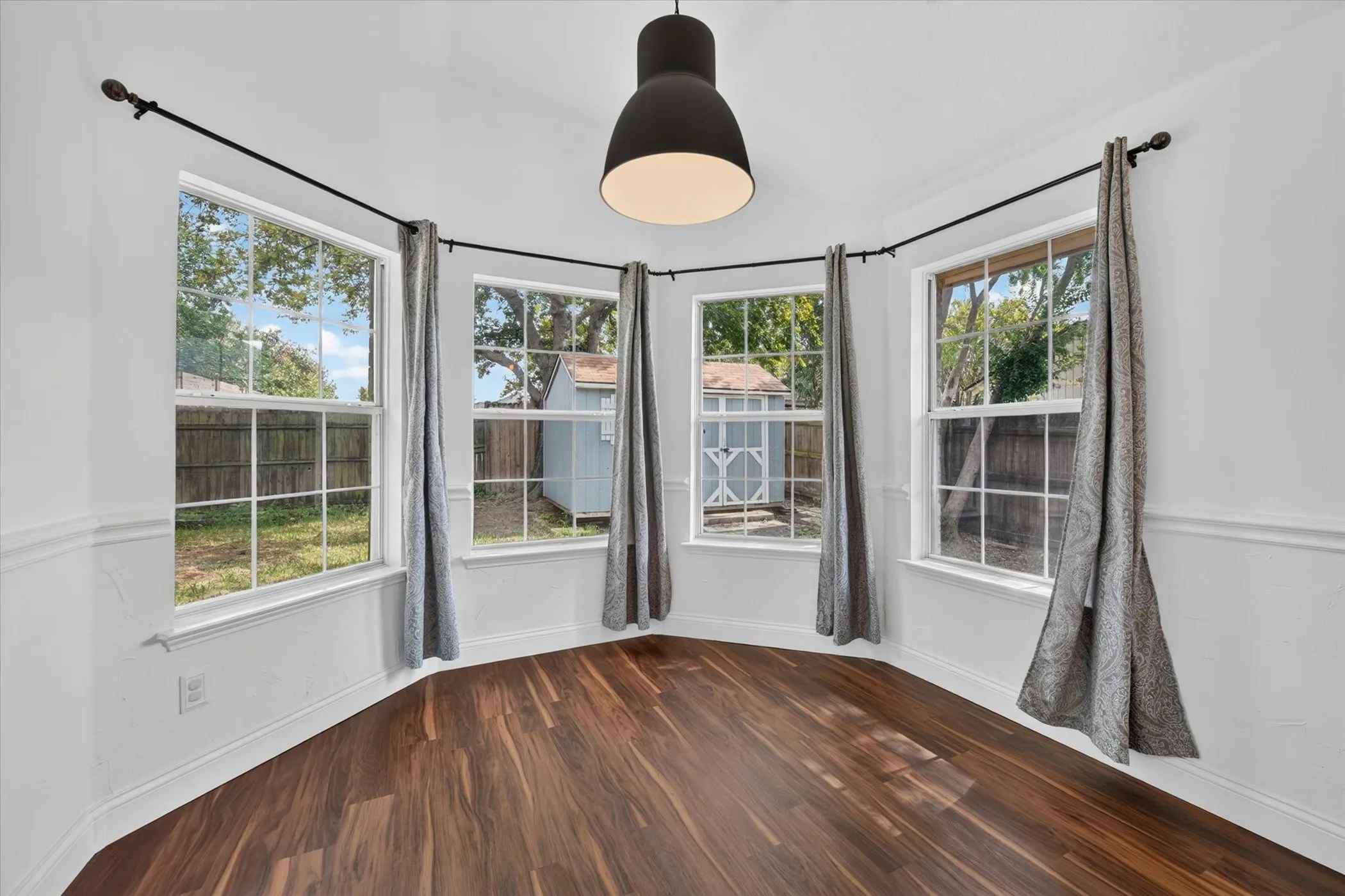 Single Family Residence For Sale in Tarrant County , 6740 Old Mill Court, North Richland Hills, Texas 76182, 3 Bedroom, 2 Bathroom, 2 Garage spaces, 1,806 Sqft, built in 1990, mls#21330541, Real Estate Agent in North Richland Hills, Homes For Sale in Tarrant county, Homes For Sale in North Richland Hills, Realtor in North Richland Hills Texas, Real Estate Brokerage Independent Realty Texas, Luminita Cordes Realtor