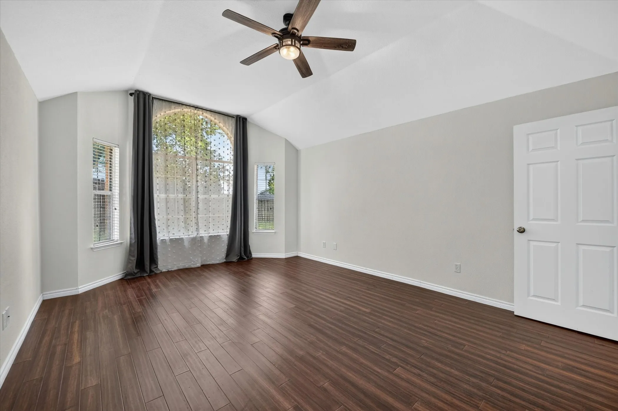 Single Family Residence For Sale in Tarrant County , 6740 Old Mill Court, North Richland Hills, Texas 76182, 3 Bedroom, 2 Bathroom, 2 Garage spaces, 1,806 Sqft, built in 1990, mls#21330541, Real Estate Agent in North Richland Hills, Homes For Sale in Tarrant county, Homes For Sale in North Richland Hills, Realtor in North Richland Hills Texas, Real Estate Brokerage Independent Realty Texas, Luminita Cordes Realtor