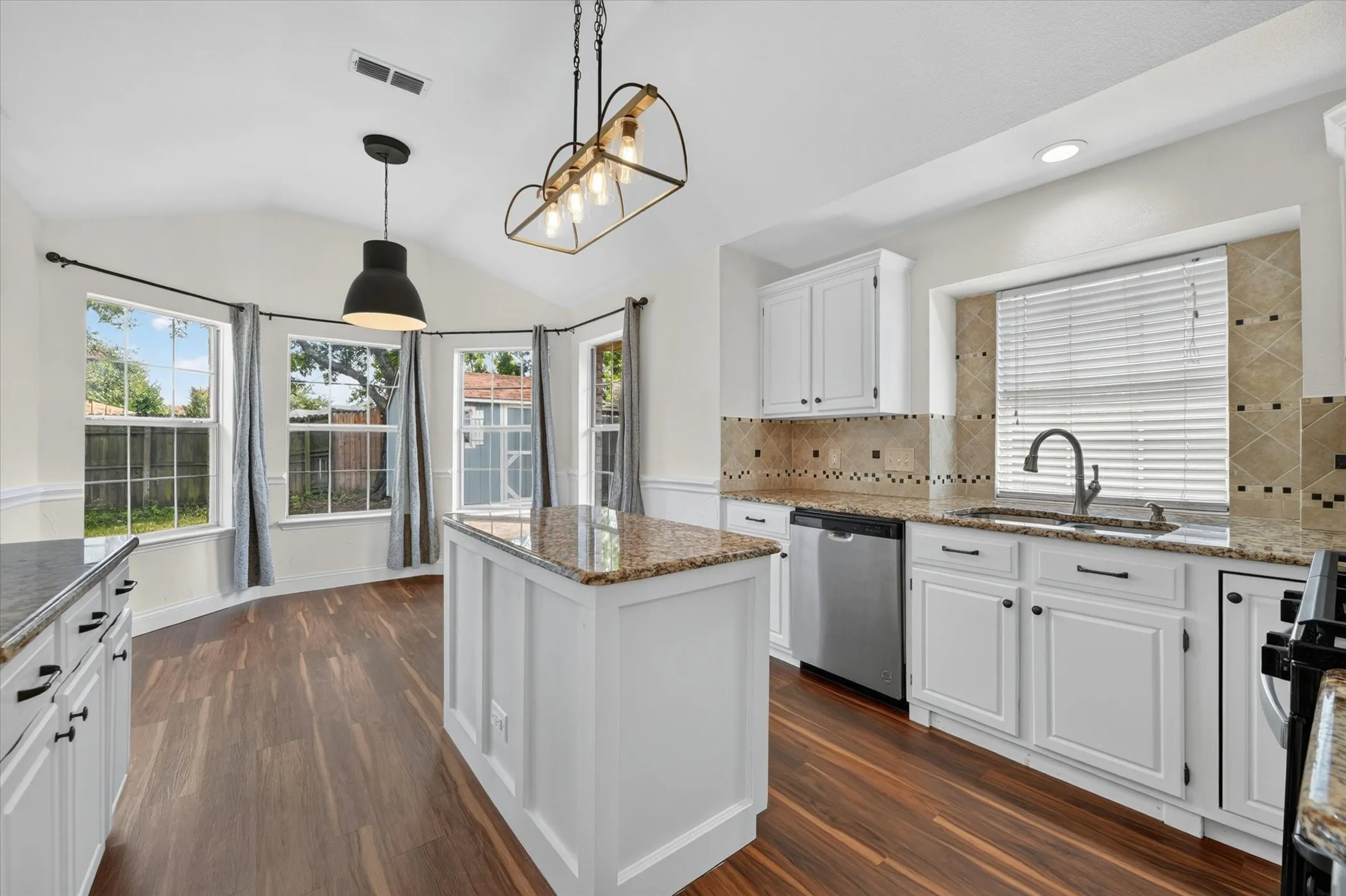 Single Family Residence For Sale in Tarrant County , 6740 Old Mill Court, North Richland Hills, Texas 76182, 3 Bedroom, 2 Bathroom, 2 Garage spaces, 1,806 Sqft, built in 1990, mls#21330541, Real Estate Agent in North Richland Hills, Homes For Sale in Tarrant county, Homes For Sale in North Richland Hills, Realtor in North Richland Hills Texas, Real Estate Brokerage Independent Realty Texas, Luminita Cordes Realtor