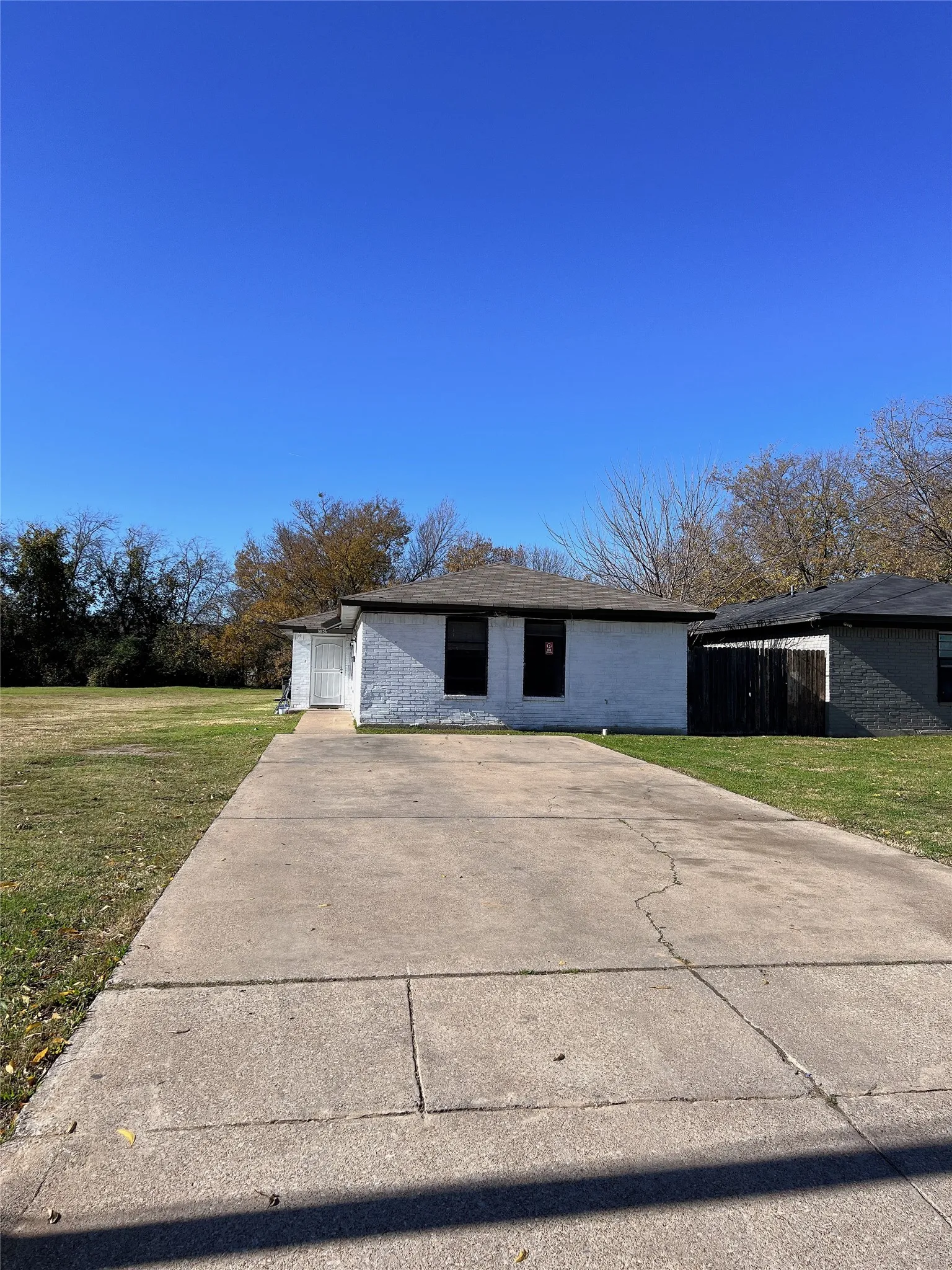 Duplex For Rent in Tarrant County , 3848 Waldorf Street, Fort Worth, Texas 76119, 2 Bedrooms, 1 Bathroom, Garage spaces, 734 Sqft, built in 1984, Price $1,150, mls#21333923, Real Estate Agent in Fort Worth, Homes For Rent in Tarrant county, Homes For Rent in Fort Worth, Realtor in Fort Worth Texas, Real Estate Brokerage Independent Realty Texas, Luminita Cordes Realtor