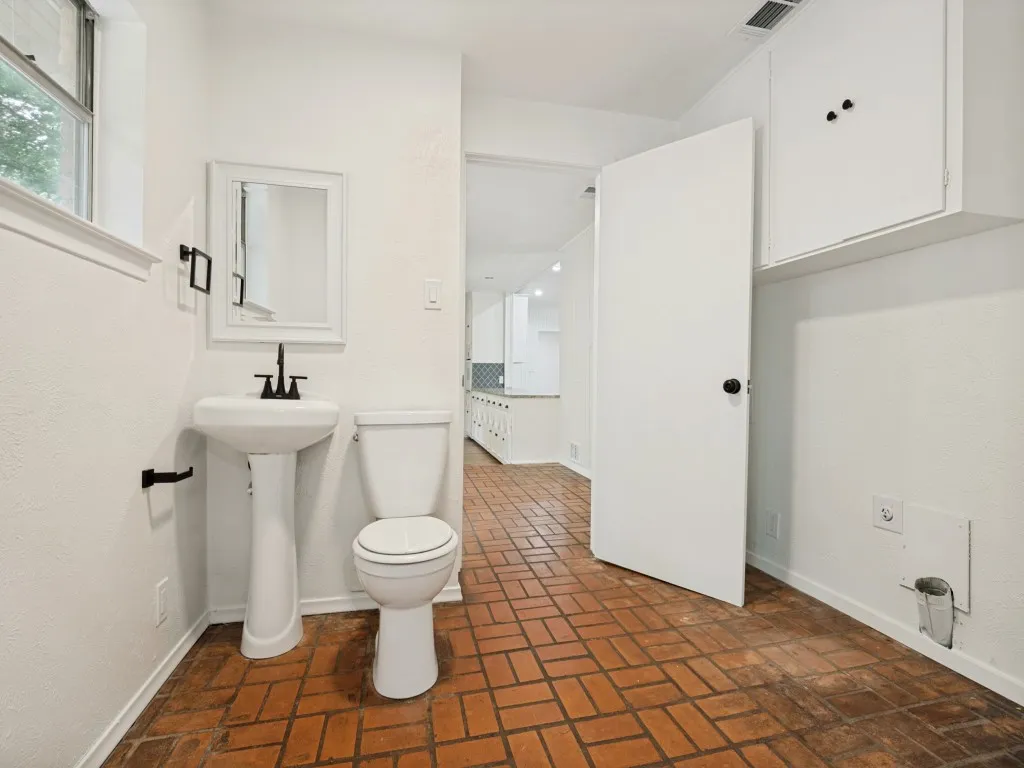 Single Family Residence For Sale in Dallas County , 1408 N Cedar Hill Road, Cedar Hill, Texas 75104, 3 Bedroom, 4 Bathroom, Garage spaces, 2,626 Sqft, built in 1971, mls#21333946, Real Estate Agent in Cedar Hill, Homes For Sale in Dallas county, Homes For Sale in Cedar Hill, Realtor in Cedar Hill Texas, Real Estate Brokerage Independent Realty Texas, Luminita Cordes Realtor