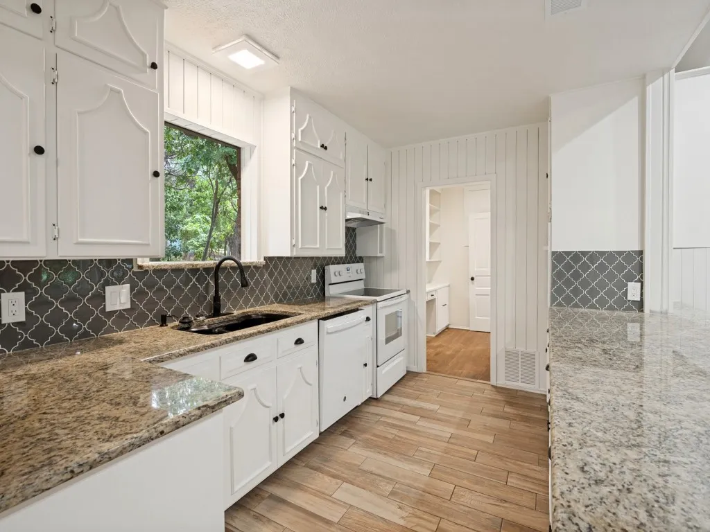 Single Family Residence For Sale in Dallas County , 1408 N Cedar Hill Road, Cedar Hill, Texas 75104, 3 Bedroom, 4 Bathroom, Garage spaces, 2,626 Sqft, built in 1971, mls#21333946, Real Estate Agent in Cedar Hill, Homes For Sale in Dallas county, Homes For Sale in Cedar Hill, Realtor in Cedar Hill Texas, Real Estate Brokerage Independent Realty Texas, Luminita Cordes Realtor