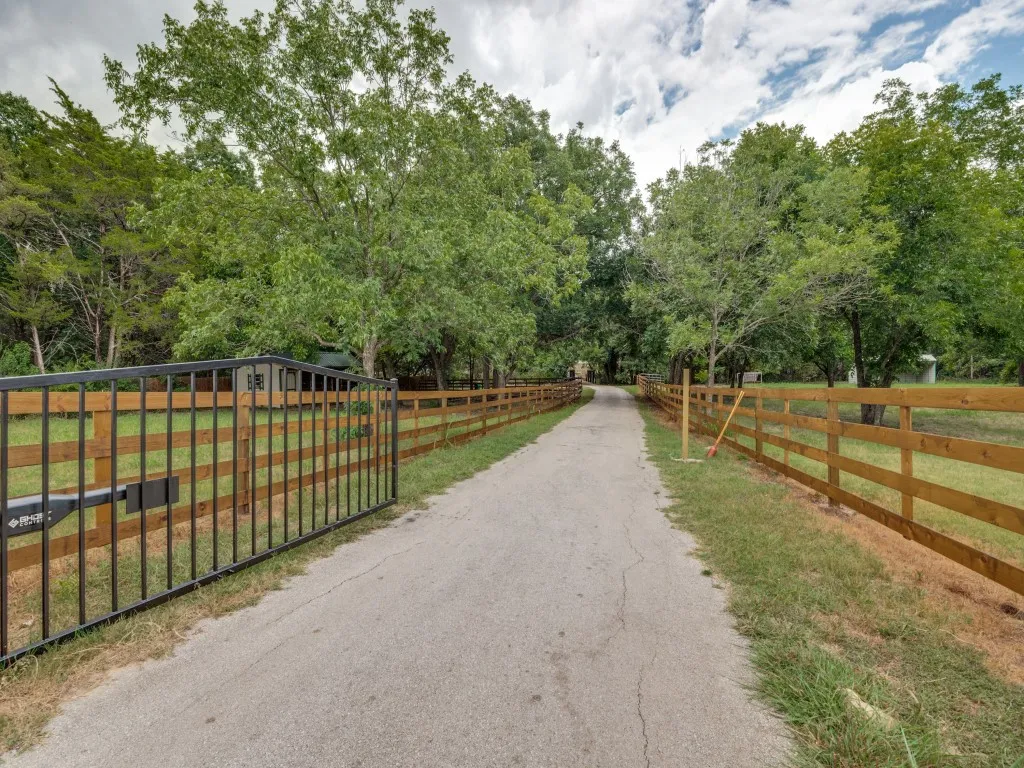 Single Family Residence For Sale in Dallas County , 1408 N Cedar Hill Road, Cedar Hill, Texas 75104, 3 Bedroom, 4 Bathroom, Garage spaces, 2,626 Sqft, built in 1971, mls#21333946, Real Estate Agent in Cedar Hill, Homes For Sale in Dallas county, Homes For Sale in Cedar Hill, Realtor in Cedar Hill Texas, Real Estate Brokerage Independent Realty Texas, Luminita Cordes Realtor