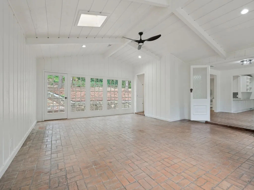 Single Family Residence For Sale in Dallas County , 1408 N Cedar Hill Road, Cedar Hill, Texas 75104, 3 Bedroom, 4 Bathroom, Garage spaces, 2,626 Sqft, built in 1971, mls#21333946, Real Estate Agent in Cedar Hill, Homes For Sale in Dallas county, Homes For Sale in Cedar Hill, Realtor in Cedar Hill Texas, Real Estate Brokerage Independent Realty Texas, Luminita Cordes Realtor