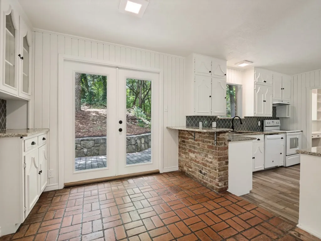 Single Family Residence For Sale in Dallas County , 1408 N Cedar Hill Road, Cedar Hill, Texas 75104, 3 Bedroom, 4 Bathroom, Garage spaces, 2,626 Sqft, built in 1971, mls#21333946, Real Estate Agent in Cedar Hill, Homes For Sale in Dallas county, Homes For Sale in Cedar Hill, Realtor in Cedar Hill Texas, Real Estate Brokerage Independent Realty Texas, Luminita Cordes Realtor