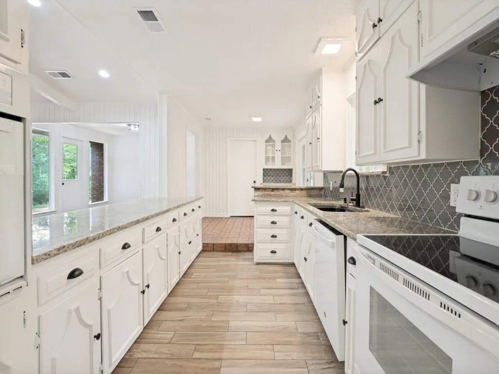 Single Family Residence For Sale in Dallas County , 1408 N Cedar Hill Road, Cedar Hill, Texas 75104, 3 Bedroom, 4 Bathroom, Garage spaces, 2,626 Sqft, built in 1971, mls#21333946, Real Estate Agent in Cedar Hill, Homes For Sale in Dallas county, Homes For Sale in Cedar Hill, Realtor in Cedar Hill Texas, Real Estate Brokerage Independent Realty Texas, Luminita Cordes Realtor