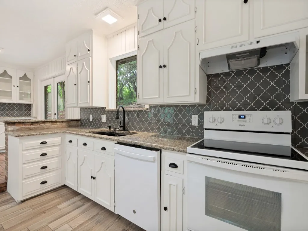 Single Family Residence For Sale in Dallas County , 1408 N Cedar Hill Road, Cedar Hill, Texas 75104, 3 Bedroom, 4 Bathroom, Garage spaces, 2,626 Sqft, built in 1971, mls#21333946, Real Estate Agent in Cedar Hill, Homes For Sale in Dallas county, Homes For Sale in Cedar Hill, Realtor in Cedar Hill Texas, Real Estate Brokerage Independent Realty Texas, Luminita Cordes Realtor