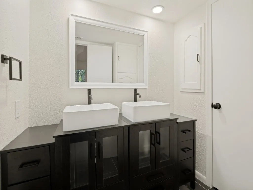 Single Family Residence For Sale in Dallas County , 1408 N Cedar Hill Road, Cedar Hill, Texas 75104, 3 Bedroom, 4 Bathroom, Garage spaces, 2,626 Sqft, built in 1971, mls#21333946, Real Estate Agent in Cedar Hill, Homes For Sale in Dallas county, Homes For Sale in Cedar Hill, Realtor in Cedar Hill Texas, Real Estate Brokerage Independent Realty Texas, Luminita Cordes Realtor