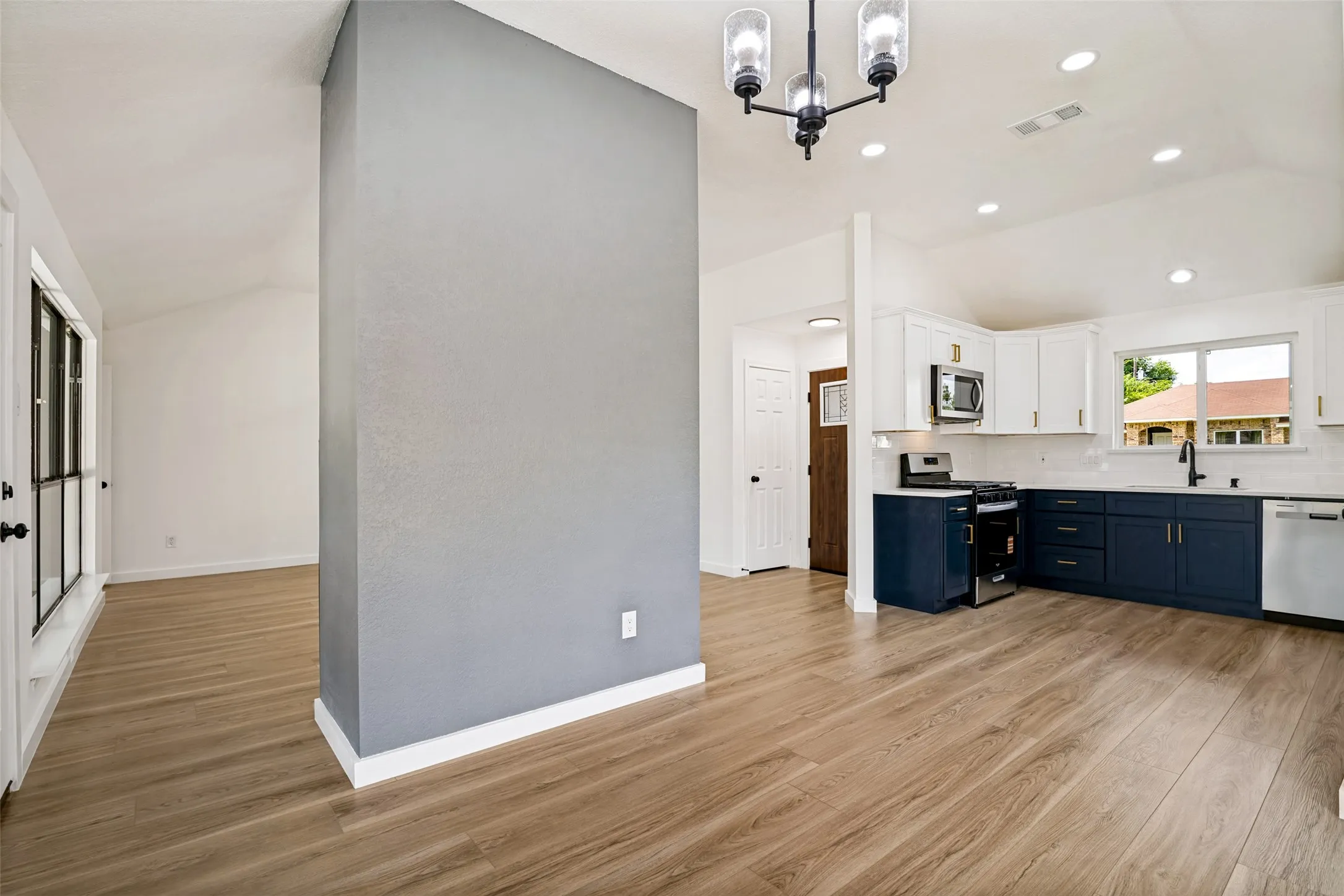 Single Family Residence For Sale in Dallas County , 8010 Meadowlark Lane, Rowlett, Texas 75088, 3 Bedroom, 2 Bathroom, 2 Garage spaces, 1,363 Sqft, built in 1986, mls#21333943, Real Estate Agent in Rowlett, Homes For Sale in Dallas county, Homes For Sale in Rowlett, Realtor in Rowlett Texas, Real Estate Brokerage Independent Realty Texas, Luminita Cordes Realtor