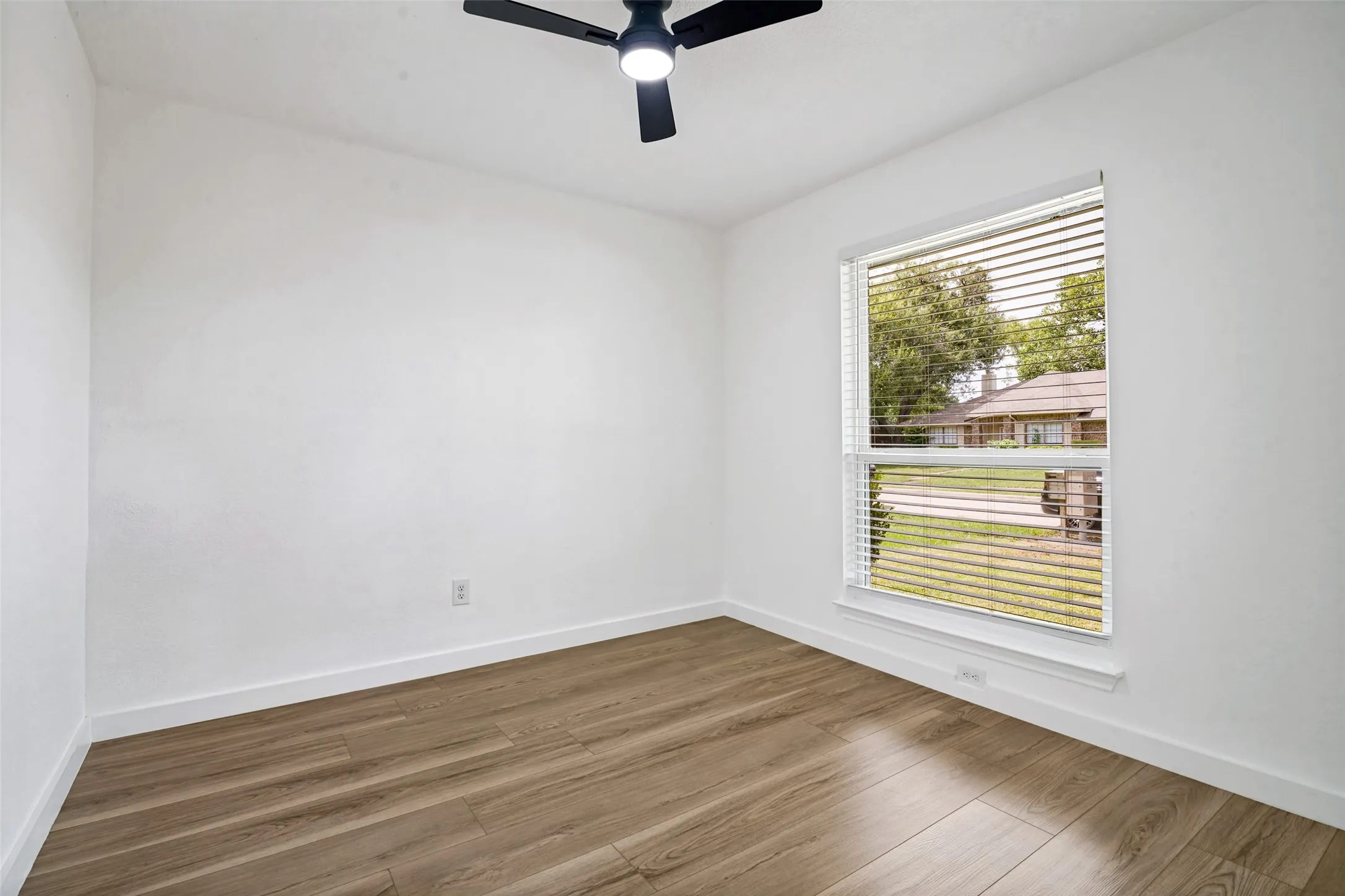 Single Family Residence For Sale in Dallas County , 8010 Meadowlark Lane, Rowlett, Texas 75088, 3 Bedroom, 2 Bathroom, 2 Garage spaces, 1,363 Sqft, built in 1986, mls#21333943, Real Estate Agent in Rowlett, Homes For Sale in Dallas county, Homes For Sale in Rowlett, Realtor in Rowlett Texas, Real Estate Brokerage Independent Realty Texas, Luminita Cordes Realtor