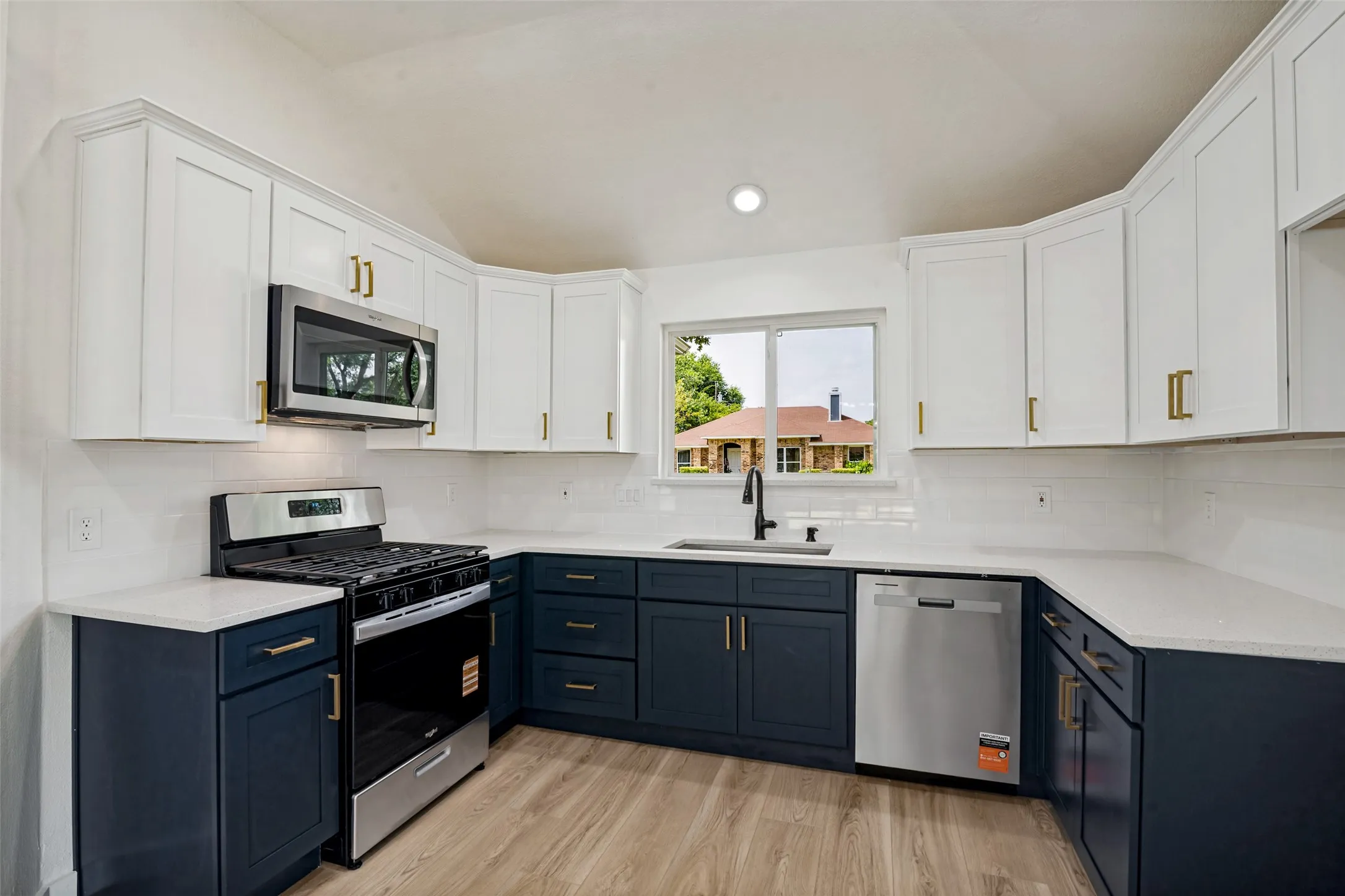 Single Family Residence For Sale in Dallas County , 8010 Meadowlark Lane, Rowlett, Texas 75088, 3 Bedroom, 2 Bathroom, 2 Garage spaces, 1,363 Sqft, built in 1986, mls#21333943, Real Estate Agent in Rowlett, Homes For Sale in Dallas county, Homes For Sale in Rowlett, Realtor in Rowlett Texas, Real Estate Brokerage Independent Realty Texas, Luminita Cordes Realtor