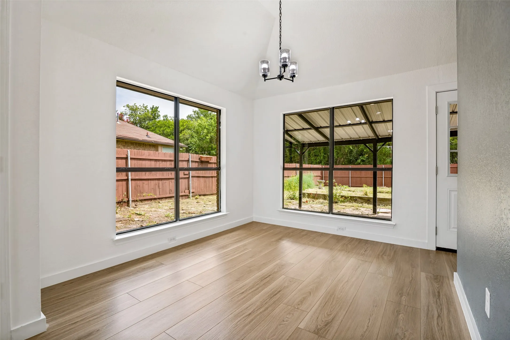 Single Family Residence For Sale in Dallas County , 8010 Meadowlark Lane, Rowlett, Texas 75088, 3 Bedroom, 2 Bathroom, 2 Garage spaces, 1,363 Sqft, built in 1986, mls#21333943, Real Estate Agent in Rowlett, Homes For Sale in Dallas county, Homes For Sale in Rowlett, Realtor in Rowlett Texas, Real Estate Brokerage Independent Realty Texas, Luminita Cordes Realtor