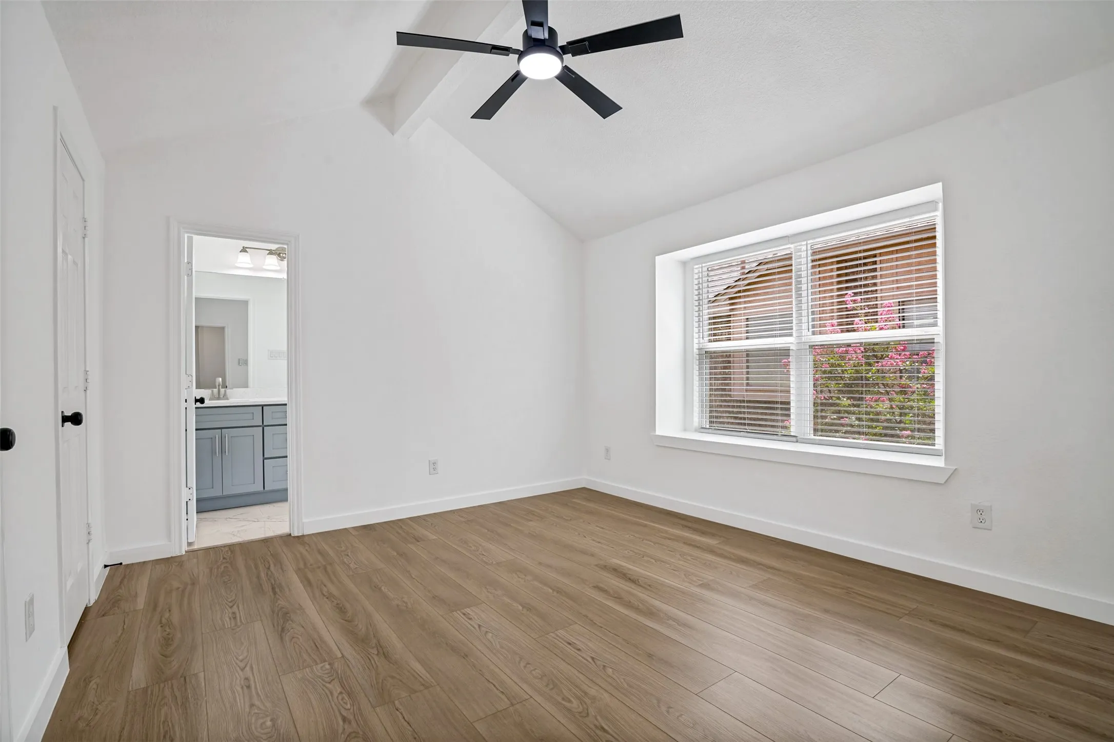 Single Family Residence For Sale in Dallas County , 8010 Meadowlark Lane, Rowlett, Texas 75088, 3 Bedroom, 2 Bathroom, 2 Garage spaces, 1,363 Sqft, built in 1986, mls#21333943, Real Estate Agent in Rowlett, Homes For Sale in Dallas county, Homes For Sale in Rowlett, Realtor in Rowlett Texas, Real Estate Brokerage Independent Realty Texas, Luminita Cordes Realtor