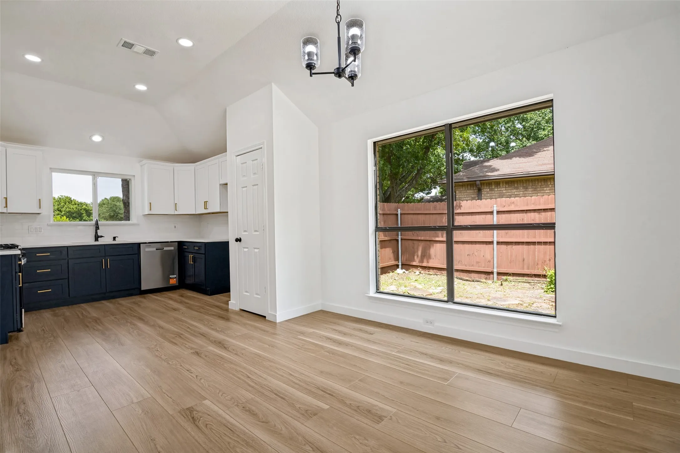 Single Family Residence For Sale in Dallas County , 8010 Meadowlark Lane, Rowlett, Texas 75088, 3 Bedroom, 2 Bathroom, 2 Garage spaces, 1,363 Sqft, built in 1986, mls#21333943, Real Estate Agent in Rowlett, Homes For Sale in Dallas county, Homes For Sale in Rowlett, Realtor in Rowlett Texas, Real Estate Brokerage Independent Realty Texas, Luminita Cordes Realtor