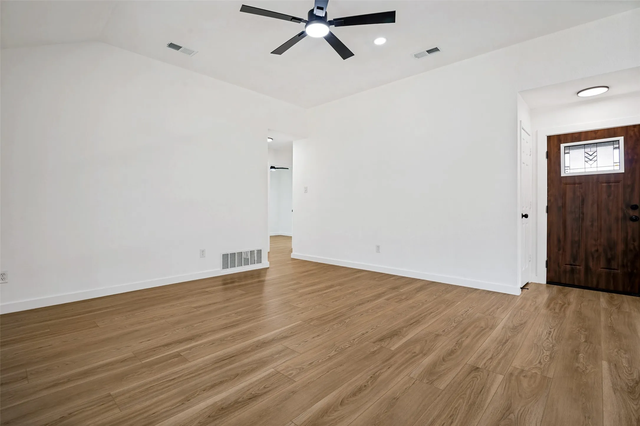 Single Family Residence For Sale in Dallas County , 8010 Meadowlark Lane, Rowlett, Texas 75088, 3 Bedroom, 2 Bathroom, 2 Garage spaces, 1,363 Sqft, built in 1986, mls#21333943, Real Estate Agent in Rowlett, Homes For Sale in Dallas county, Homes For Sale in Rowlett, Realtor in Rowlett Texas, Real Estate Brokerage Independent Realty Texas, Luminita Cordes Realtor