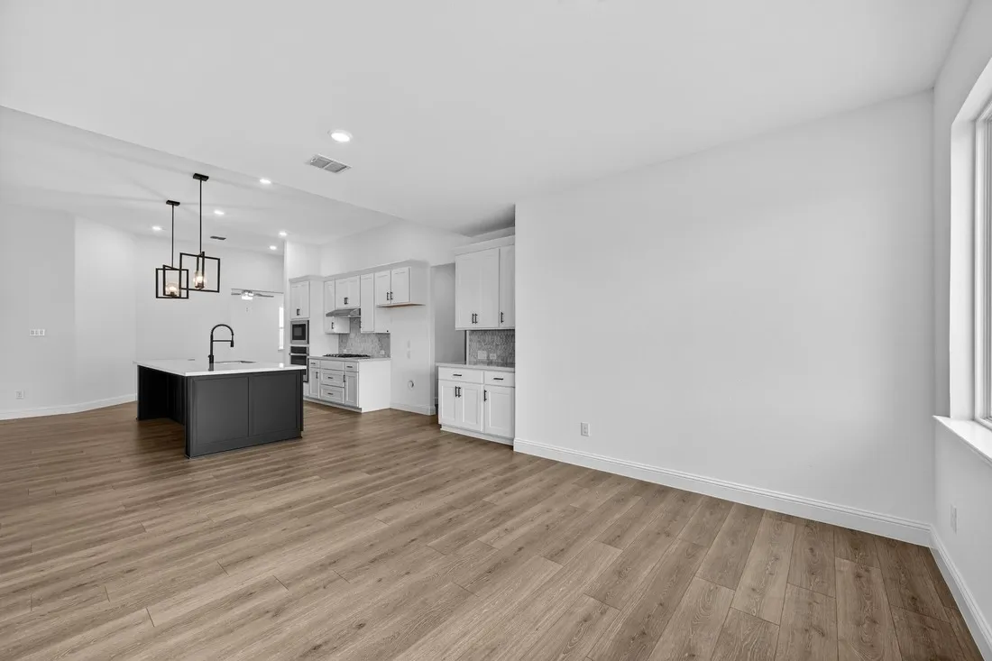 406 Chatham Street ~ Ready Now!