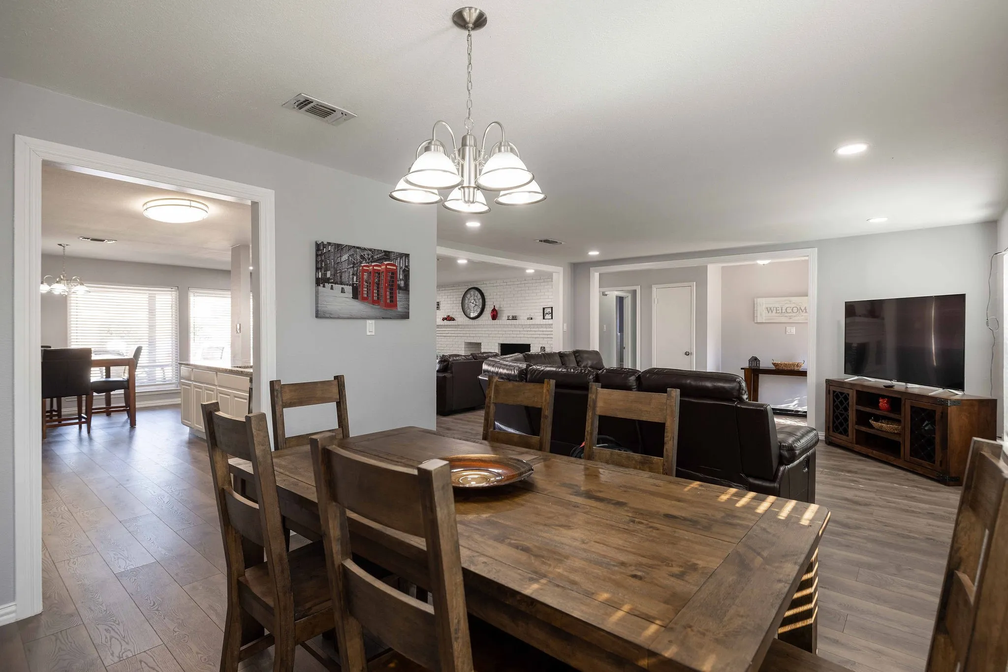 Dining area featuring a chandelier, wood finished floors, recessed lighting, and a fireplace
