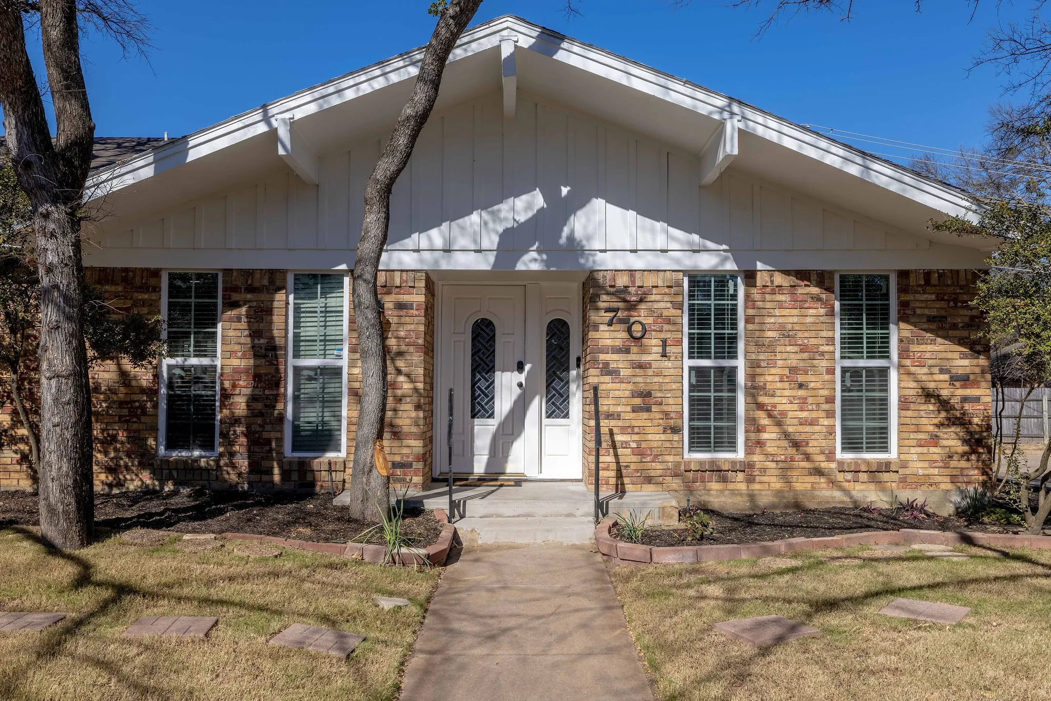 Single Family Residence For Rent in Tarrant County , 701 Kentwood Circle, Bedford, Texas 76021, 3 Bedrooms, 2 Bathrooms, 2 Garage spaces, 2,106 Sqft, built in 1965, Price $3,400, mls#21333973, Real Estate Agent in Bedford, Homes For Rent in Tarrant county, Homes For Rent in Bedford, Realtor in Bedford Texas, Real Estate Brokerage Independent Realty Texas, Luminita Cordes Realtor