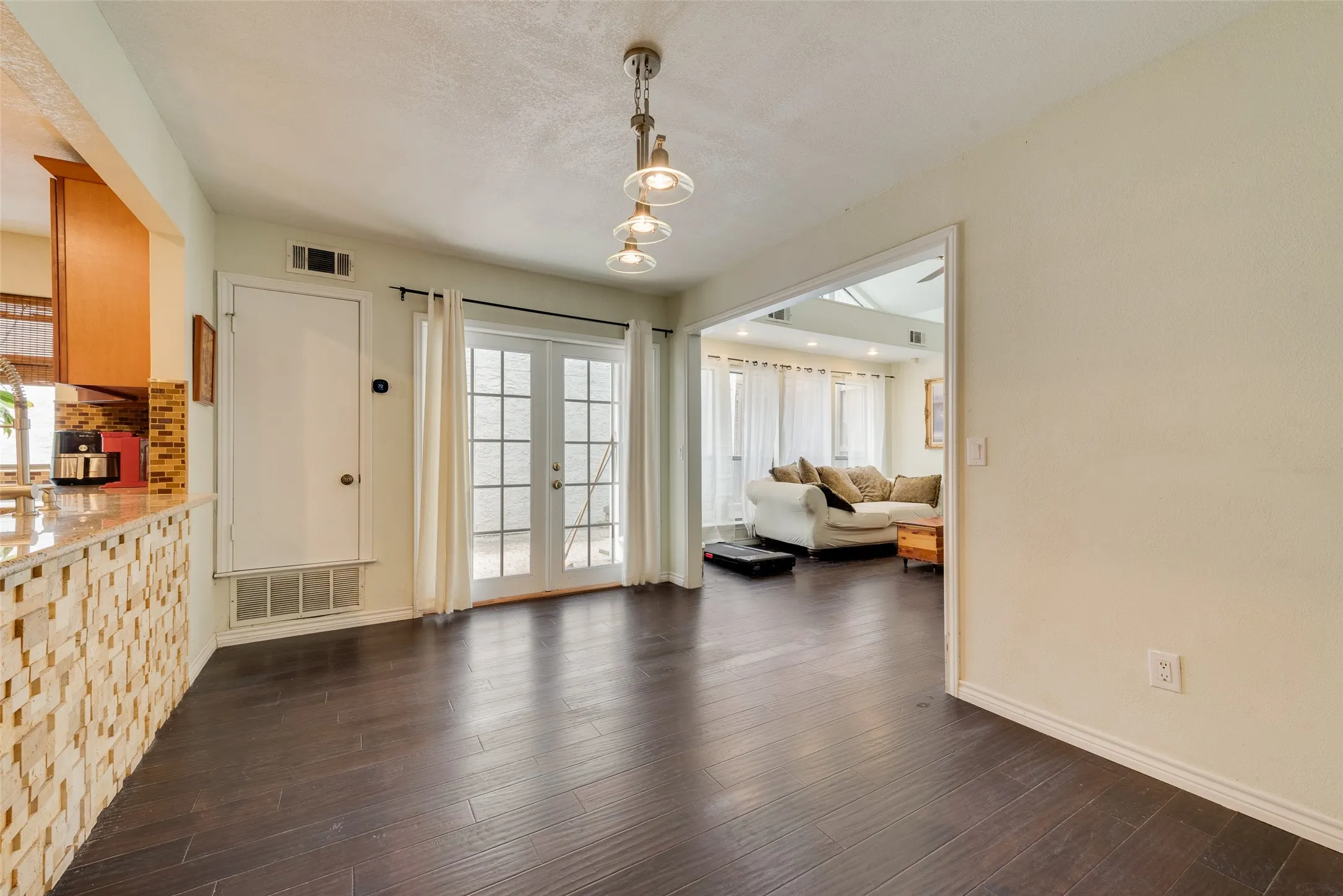 Single Family Residence For Sale in Dallas County , 17113 Upper Bay Road, Addison, Texas 75001, 2 Bedroom, 2 Bathroom, 2 Garage spaces, 1,425 Sqft, built in 1984, mls#21333967, Real Estate Agent in Addison, Homes For Sale in Dallas county, Homes For Sale in Addison, Realtor in Addison Texas, Real Estate Brokerage Independent Realty Texas, Luminita Cordes Realtor