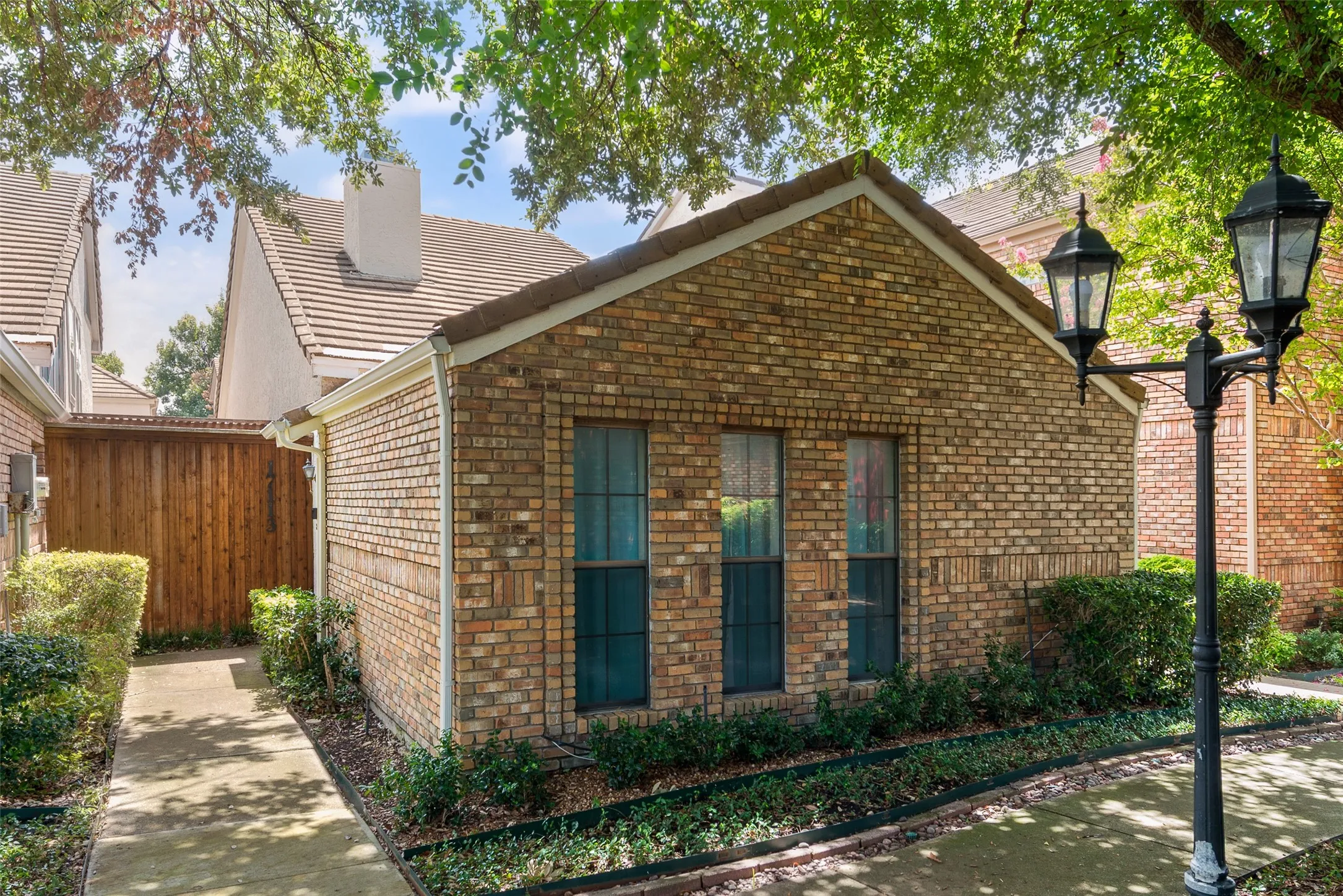 Single Family Residence For Sale in Dallas County , 17113 Upper Bay Road, Addison, Texas 75001, 2 Bedroom, 2 Bathroom, 2 Garage spaces, 1,425 Sqft, built in 1984, mls#21333967, Real Estate Agent in Addison, Homes For Sale in Dallas county, Homes For Sale in Addison, Realtor in Addison Texas, Real Estate Brokerage Independent Realty Texas, Luminita Cordes Realtor