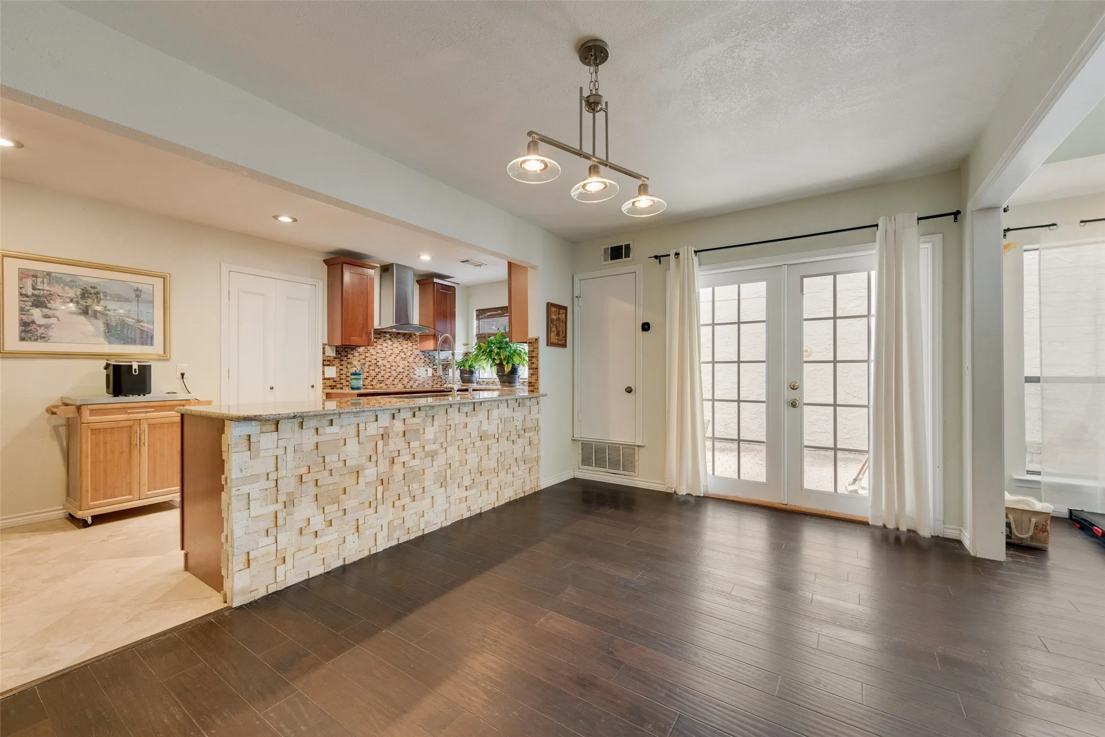 Single Family Residence For Sale in Dallas County , 17113 Upper Bay Road, Addison, Texas 75001, 2 Bedroom, 2 Bathroom, 2 Garage spaces, 1,425 Sqft, built in 1984, mls#21333967, Real Estate Agent in Addison, Homes For Sale in Dallas county, Homes For Sale in Addison, Realtor in Addison Texas, Real Estate Brokerage Independent Realty Texas, Luminita Cordes Realtor