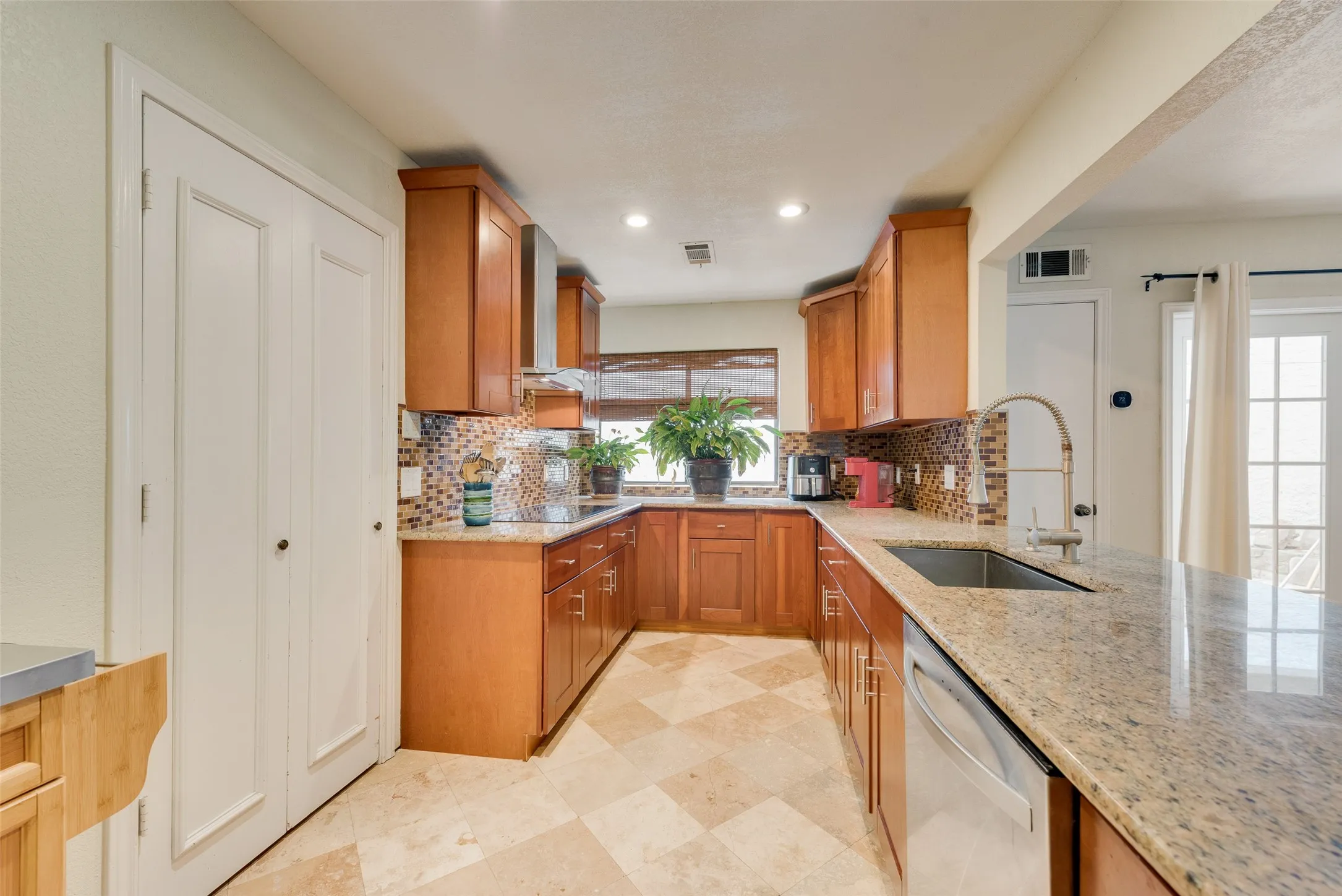 Single Family Residence For Sale in Dallas County , 17113 Upper Bay Road, Addison, Texas 75001, 2 Bedroom, 2 Bathroom, 2 Garage spaces, 1,425 Sqft, built in 1984, mls#21333967, Real Estate Agent in Addison, Homes For Sale in Dallas county, Homes For Sale in Addison, Realtor in Addison Texas, Real Estate Brokerage Independent Realty Texas, Luminita Cordes Realtor