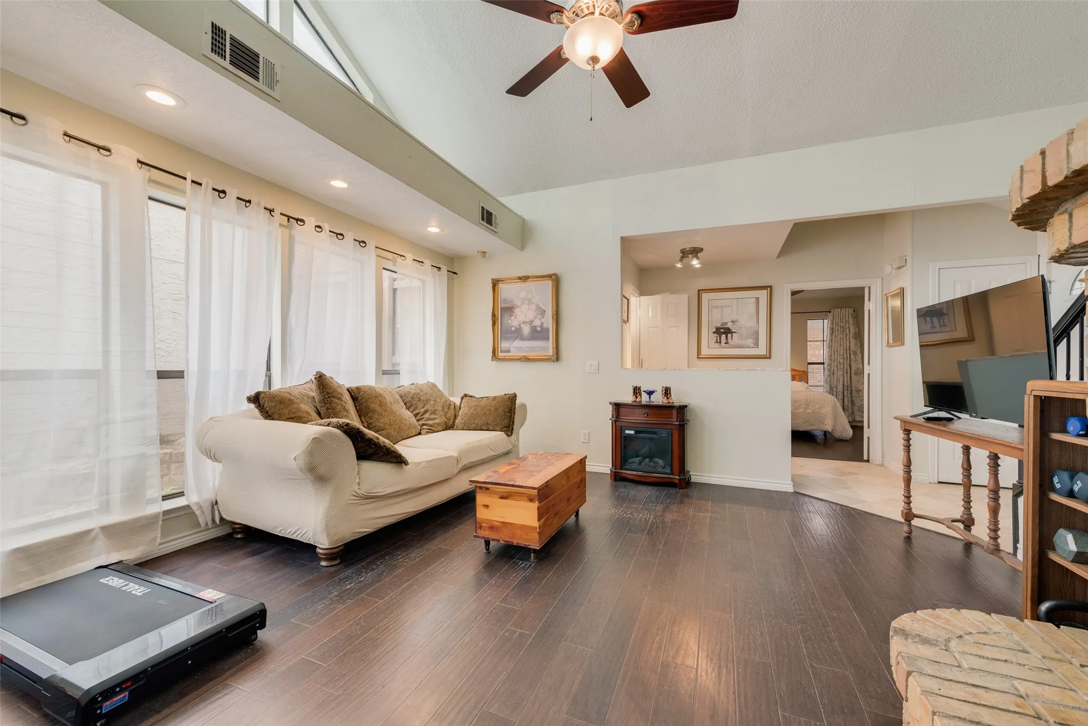 Single Family Residence For Sale in Dallas County , 17113 Upper Bay Road, Addison, Texas 75001, 2 Bedroom, 2 Bathroom, 2 Garage spaces, 1,425 Sqft, built in 1984, mls#21333967, Real Estate Agent in Addison, Homes For Sale in Dallas county, Homes For Sale in Addison, Realtor in Addison Texas, Real Estate Brokerage Independent Realty Texas, Luminita Cordes Realtor