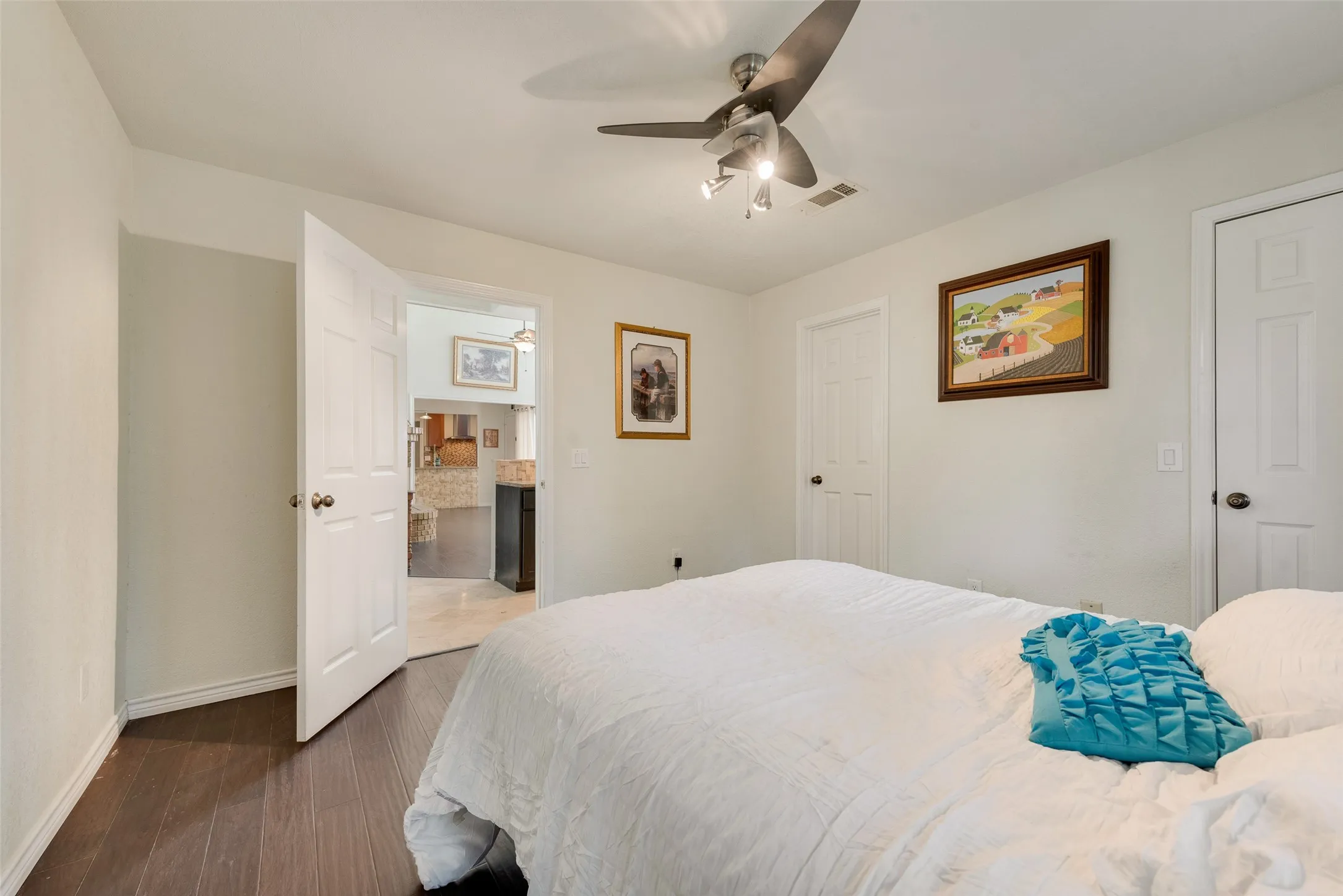 Single Family Residence For Sale in Dallas County , 17113 Upper Bay Road, Addison, Texas 75001, 2 Bedroom, 2 Bathroom, 2 Garage spaces, 1,425 Sqft, built in 1984, mls#21333967, Real Estate Agent in Addison, Homes For Sale in Dallas county, Homes For Sale in Addison, Realtor in Addison Texas, Real Estate Brokerage Independent Realty Texas, Luminita Cordes Realtor