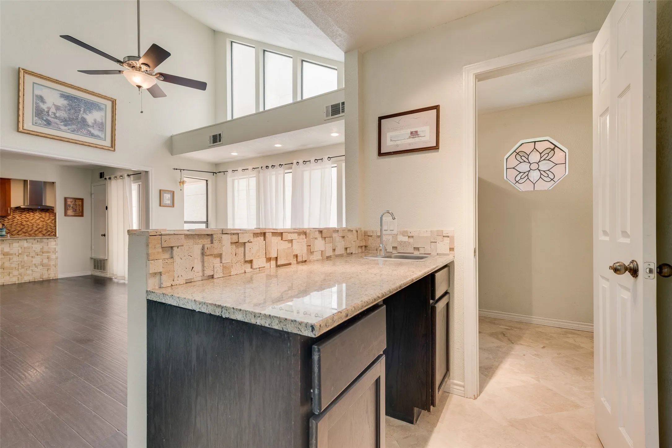 Single Family Residence For Sale in Dallas County , 17113 Upper Bay Road, Addison, Texas 75001, 2 Bedroom, 2 Bathroom, 2 Garage spaces, 1,425 Sqft, built in 1984, mls#21333967, Real Estate Agent in Addison, Homes For Sale in Dallas county, Homes For Sale in Addison, Realtor in Addison Texas, Real Estate Brokerage Independent Realty Texas, Luminita Cordes Realtor