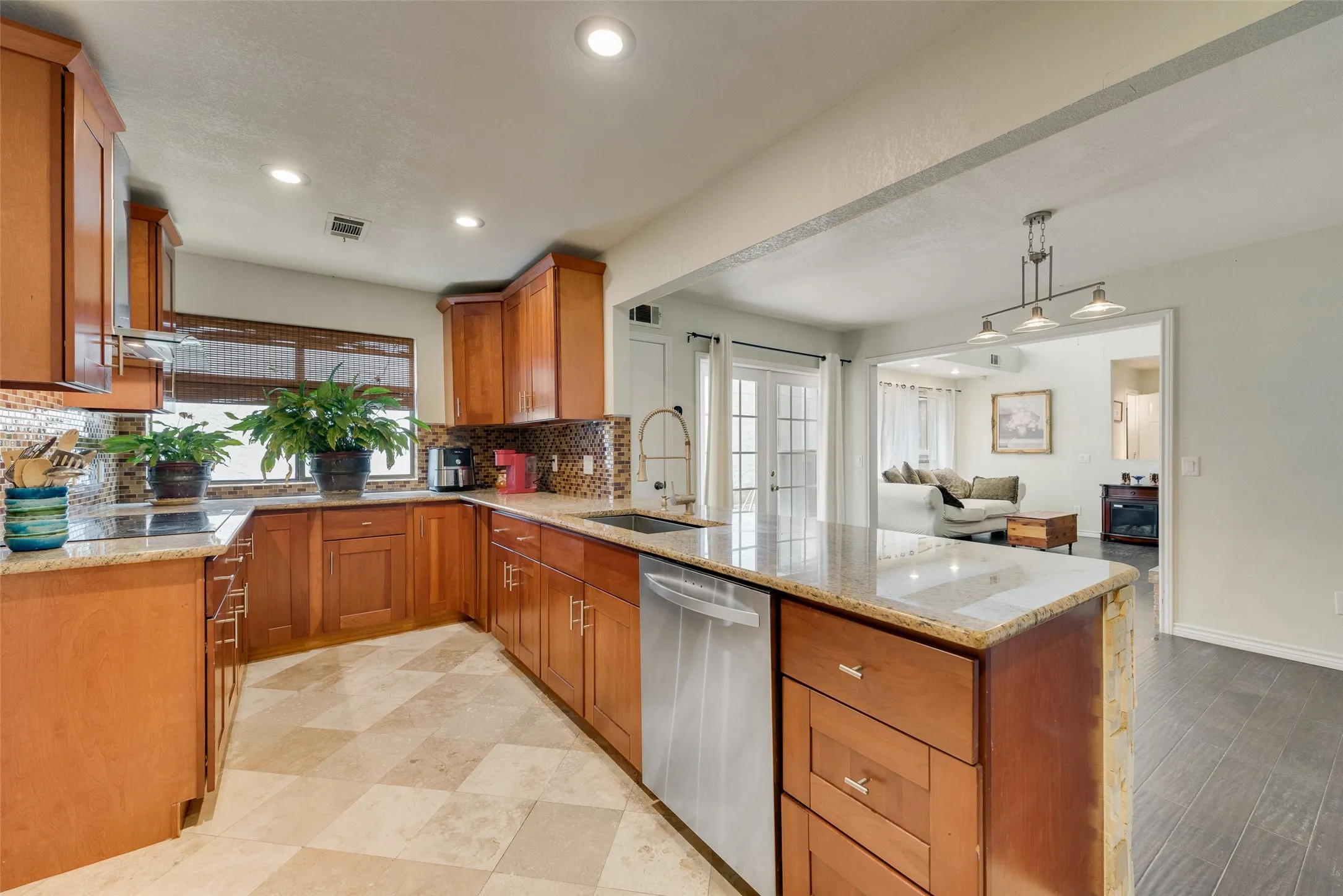 Single Family Residence For Sale in Dallas County , 17113 Upper Bay Road, Addison, Texas 75001, 2 Bedroom, 2 Bathroom, 2 Garage spaces, 1,425 Sqft, built in 1984, mls#21333967, Real Estate Agent in Addison, Homes For Sale in Dallas county, Homes For Sale in Addison, Realtor in Addison Texas, Real Estate Brokerage Independent Realty Texas, Luminita Cordes Realtor