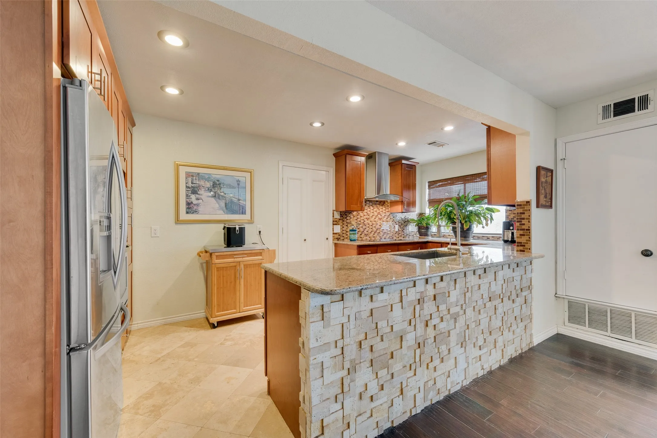 Single Family Residence For Sale in Dallas County , 17113 Upper Bay Road, Addison, Texas 75001, 2 Bedroom, 2 Bathroom, 2 Garage spaces, 1,425 Sqft, built in 1984, mls#21333967, Real Estate Agent in Addison, Homes For Sale in Dallas county, Homes For Sale in Addison, Realtor in Addison Texas, Real Estate Brokerage Independent Realty Texas, Luminita Cordes Realtor
