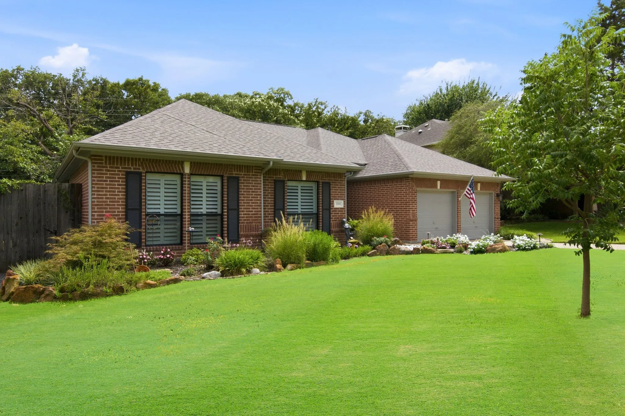 Fantastic home and neighborhood with nearby park, walking/jogging trails, and neighborhood pond. Close to Grapevine Lake!