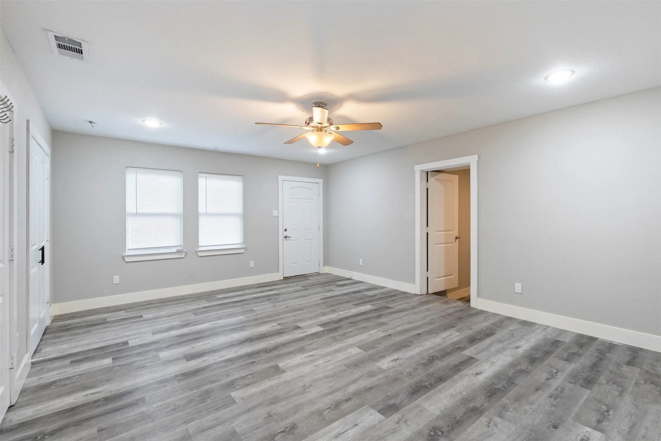 Single Family Residence For Sale in Dallas County , 923 Hartsdale Drive, Dallas, Texas 75211, 3 Bedroom, 2 Bathroom, Garage spaces, 1,464 Sqft, built in 1941, mls#21333984, Real Estate Agent in Dallas, Homes For Sale in Dallas county, Homes For Sale in Dallas, Realtor in Dallas Texas, Real Estate Brokerage Independent Realty Texas, Luminita Cordes Realtor