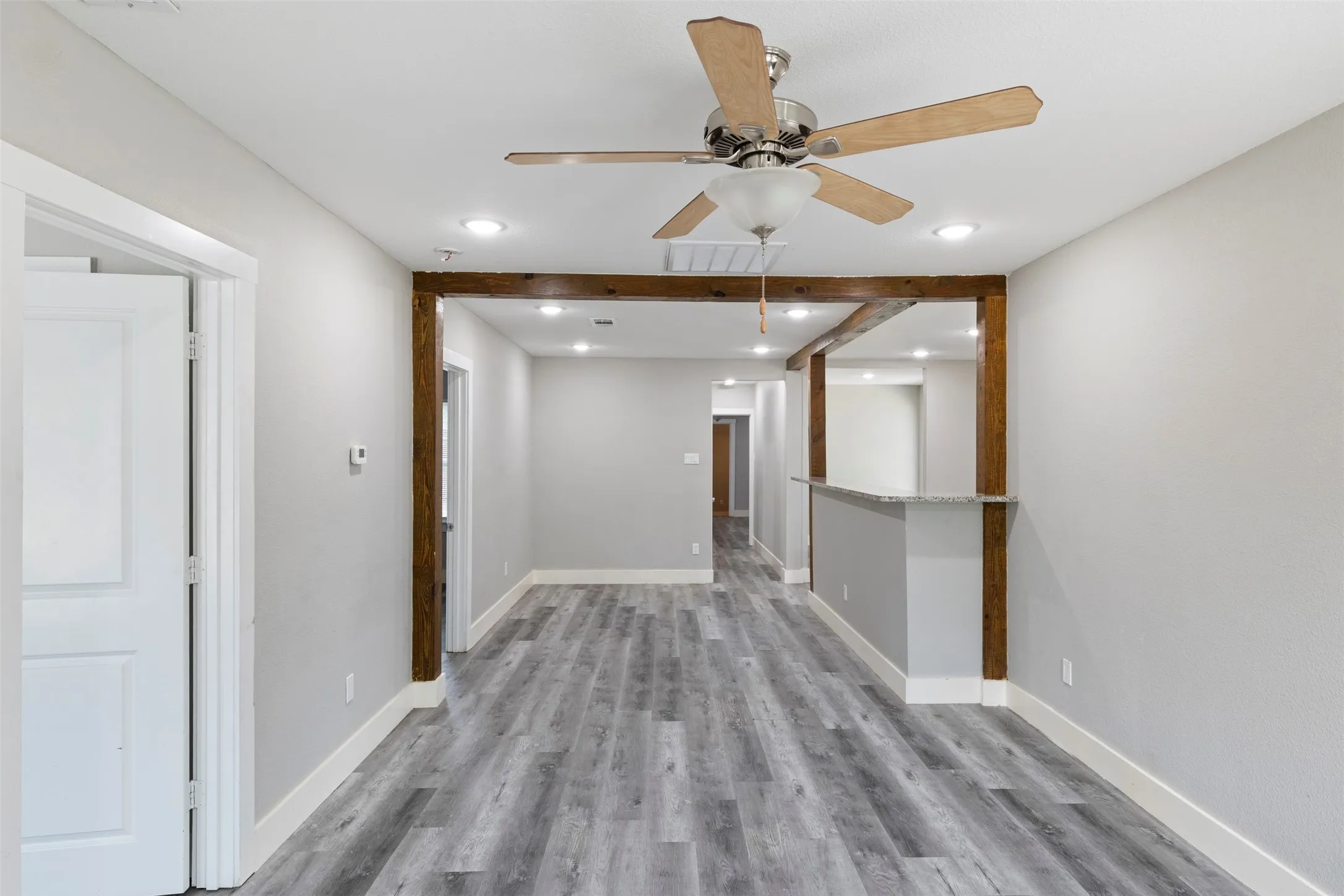 Single Family Residence For Sale in Dallas County , 923 Hartsdale Drive, Dallas, Texas 75211, 3 Bedroom, 2 Bathroom, Garage spaces, 1,464 Sqft, built in 1941, mls#21333984, Real Estate Agent in Dallas, Homes For Sale in Dallas county, Homes For Sale in Dallas, Realtor in Dallas Texas, Real Estate Brokerage Independent Realty Texas, Luminita Cordes Realtor