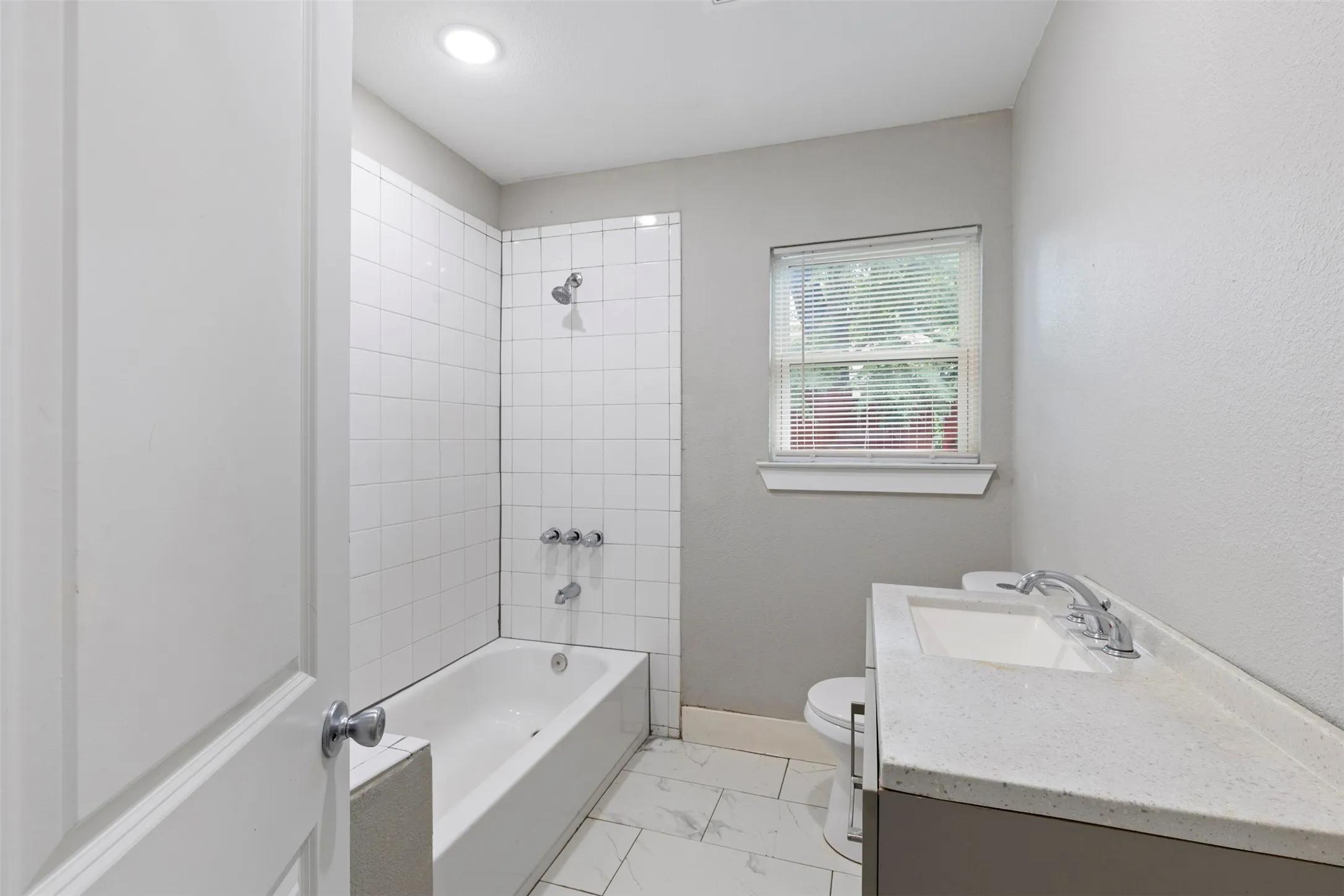 Single Family Residence For Sale in Dallas County , 923 Hartsdale Drive, Dallas, Texas 75211, 3 Bedroom, 2 Bathroom, Garage spaces, 1,464 Sqft, built in 1941, mls#21333984, Real Estate Agent in Dallas, Homes For Sale in Dallas county, Homes For Sale in Dallas, Realtor in Dallas Texas, Real Estate Brokerage Independent Realty Texas, Luminita Cordes Realtor